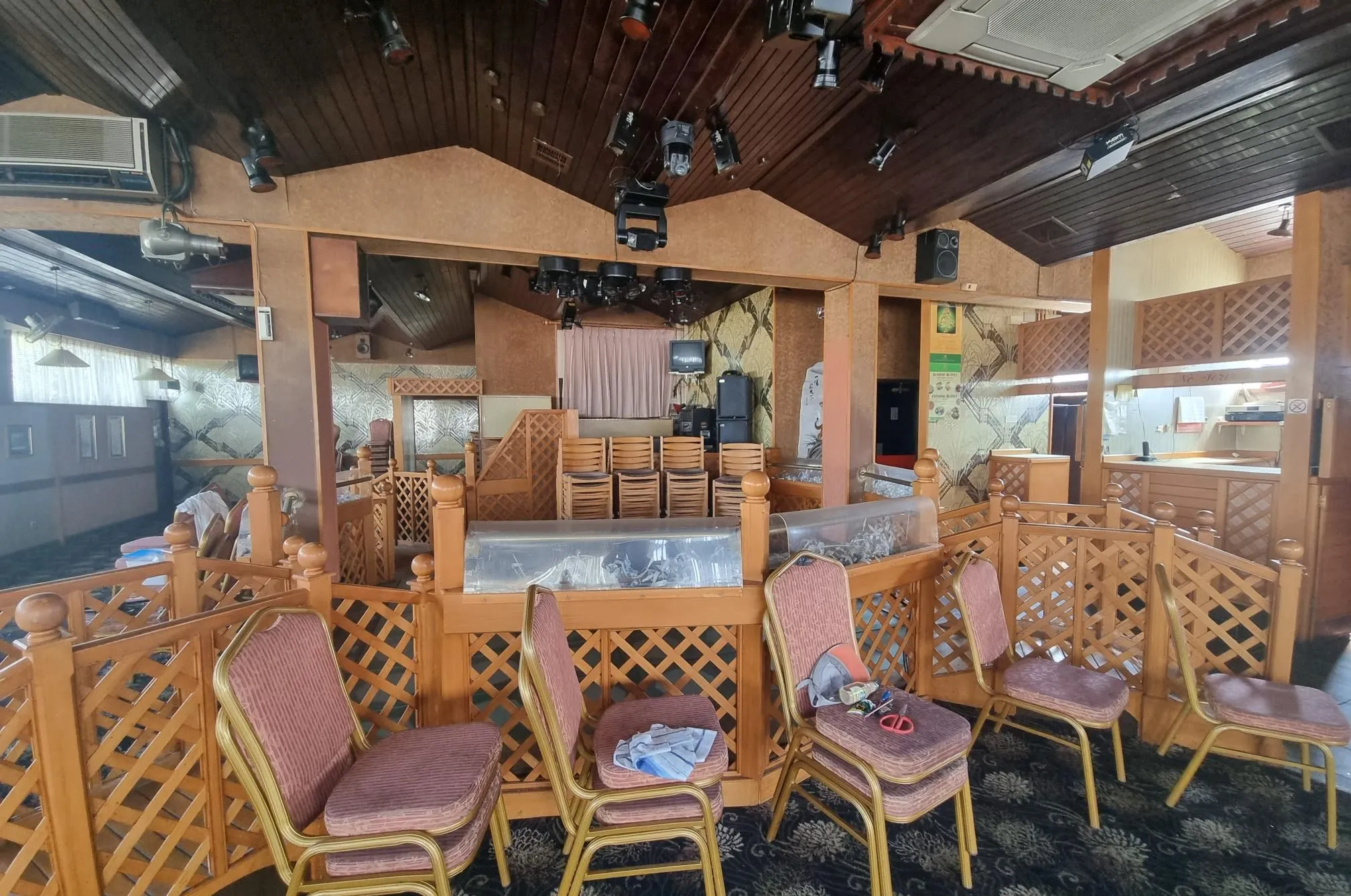 COMMERCIAL INVESTMENT: A VACANT LEASEHOLD FIRST FLOOR FORMER CHINESE RESTAURANT  LOCATED IN STANFORD LE HOPE TOWN CENTRE MEASURING 2,225 SQ. FT