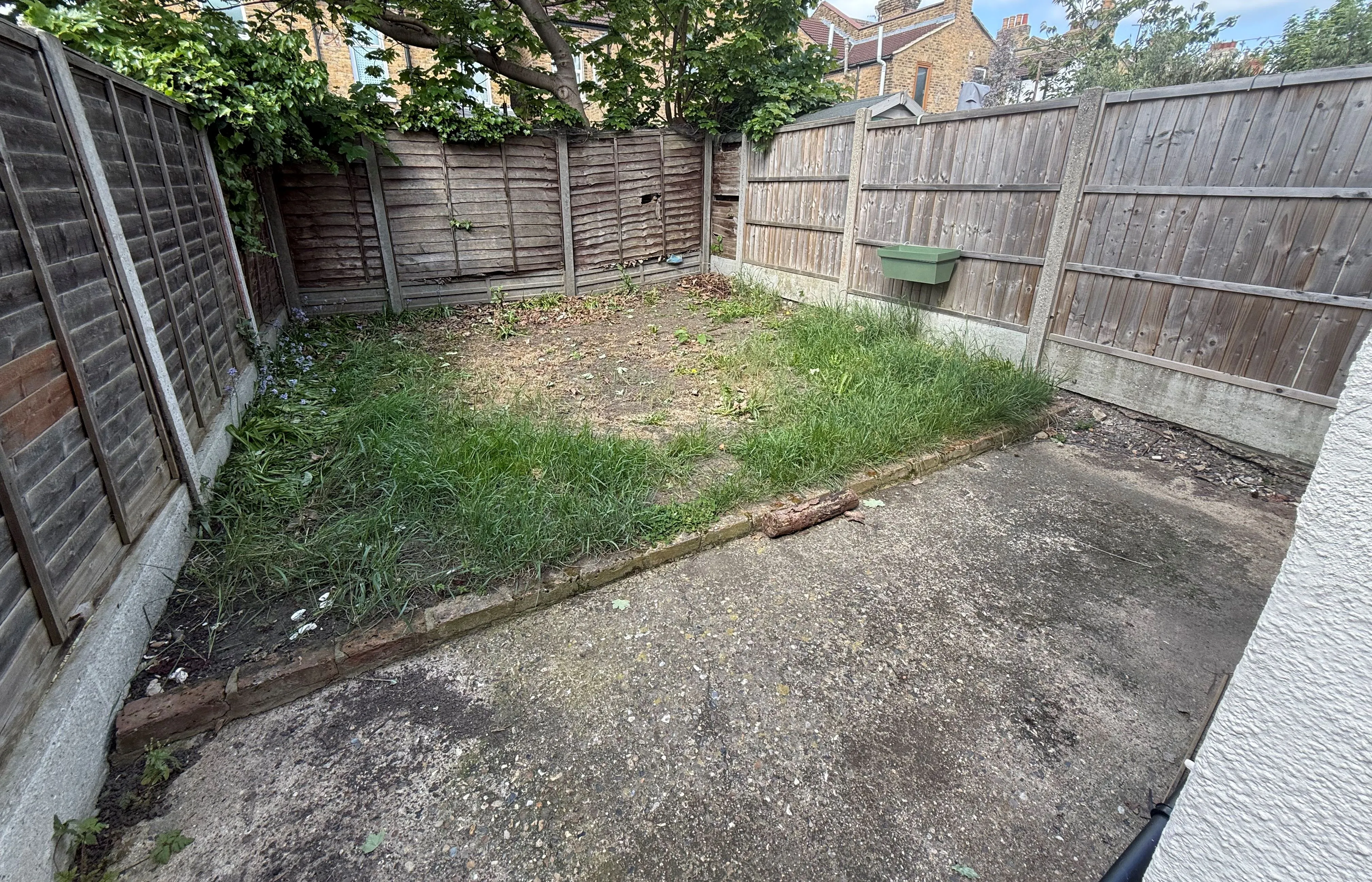 RESIDENTIAL/BUY TO LET INVESTMENT: FREEHOLD THREE BEDROOM HOUSE OFFERING WITH VACANT POSSESSION LOCATED CLOSE TO LOCAL SHOPS AND STATION.