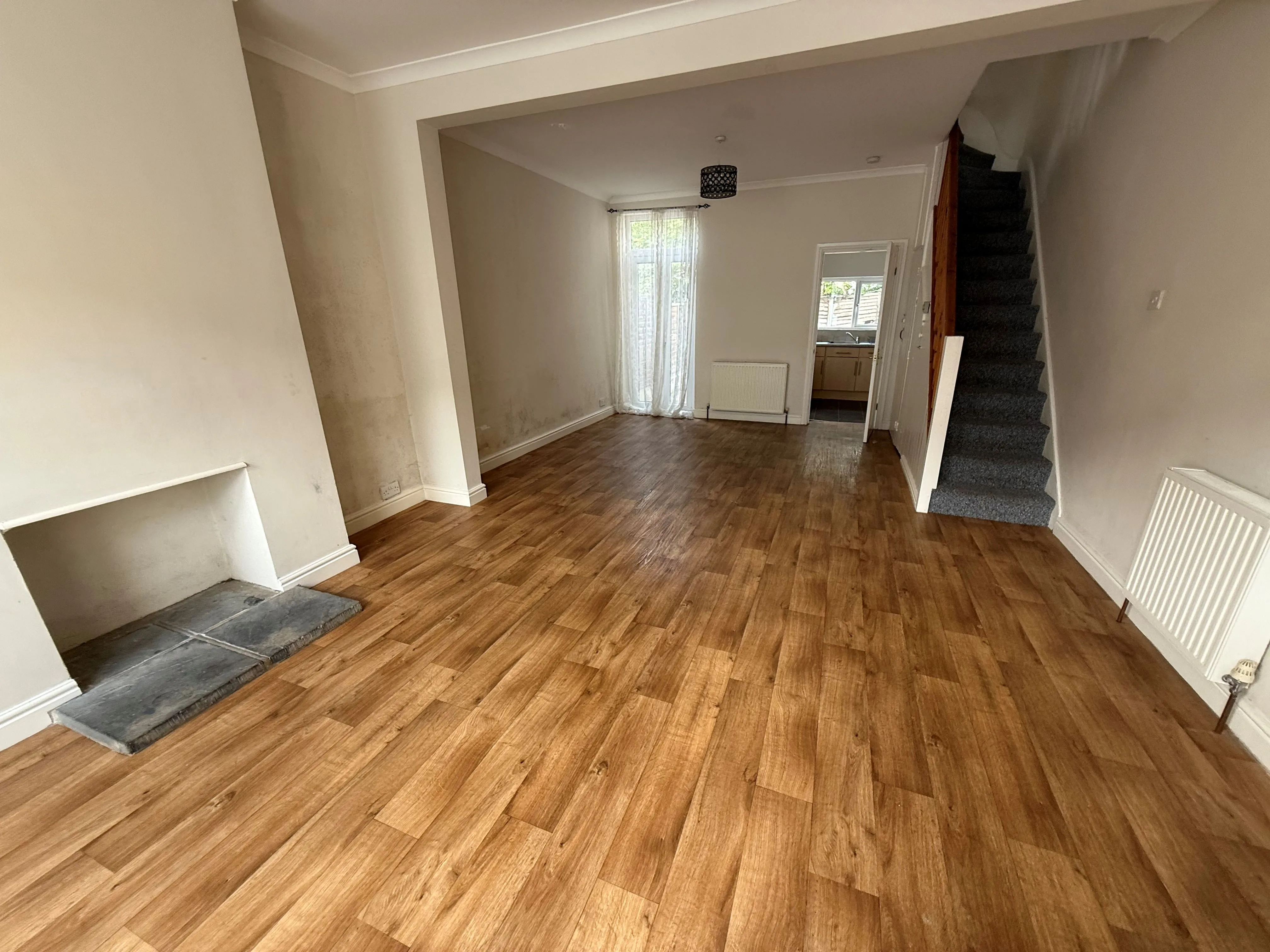 RESIDENTIAL/BUY TO LET INVESTMENT: FREEHOLD THREE BEDROOM HOUSE OFFERING WITH VACANT POSSESSION LOCATED CLOSE TO LOCAL SHOPS AND STATION.