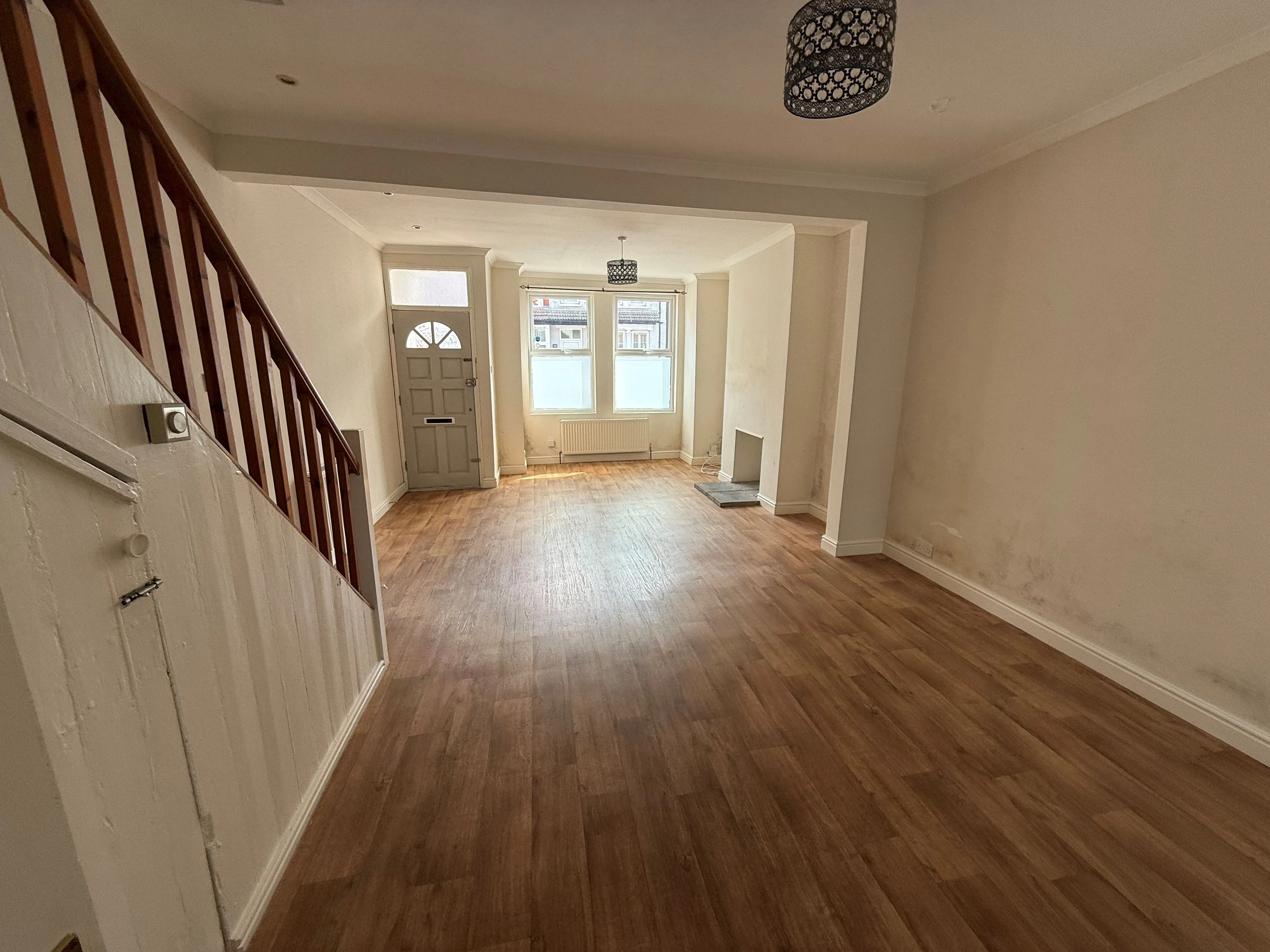 RESIDENTIAL/BUY TO LET INVESTMENT: FREEHOLD THREE BEDROOM HOUSE OFFERING WITH VACANT POSSESSION LOCATED CLOSE TO LOCAL SHOPS AND STATION.