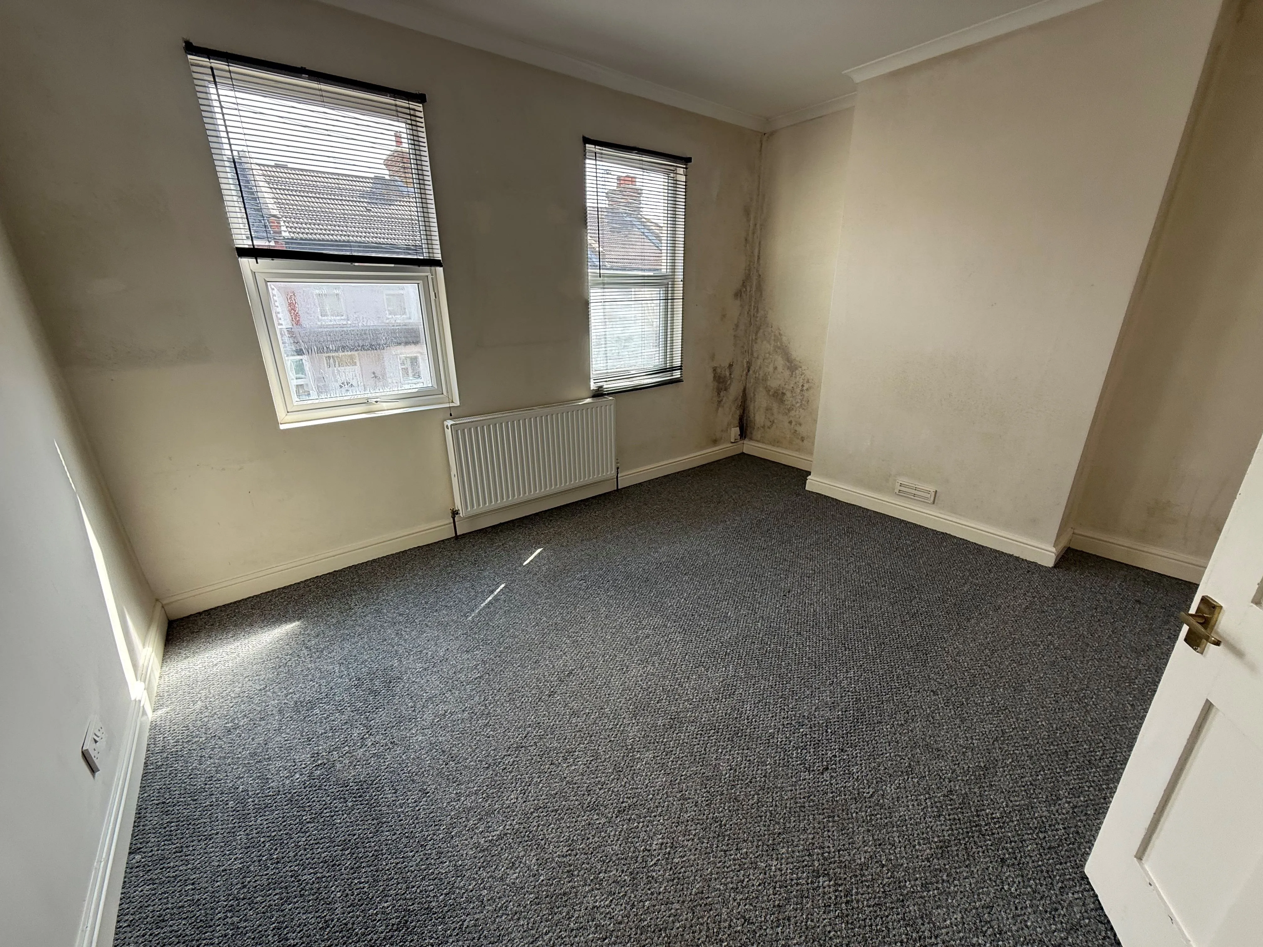 RESIDENTIAL/BUY TO LET INVESTMENT: FREEHOLD THREE BEDROOM HOUSE OFFERING WITH VACANT POSSESSION LOCATED CLOSE TO LOCAL SHOPS AND STATION.
