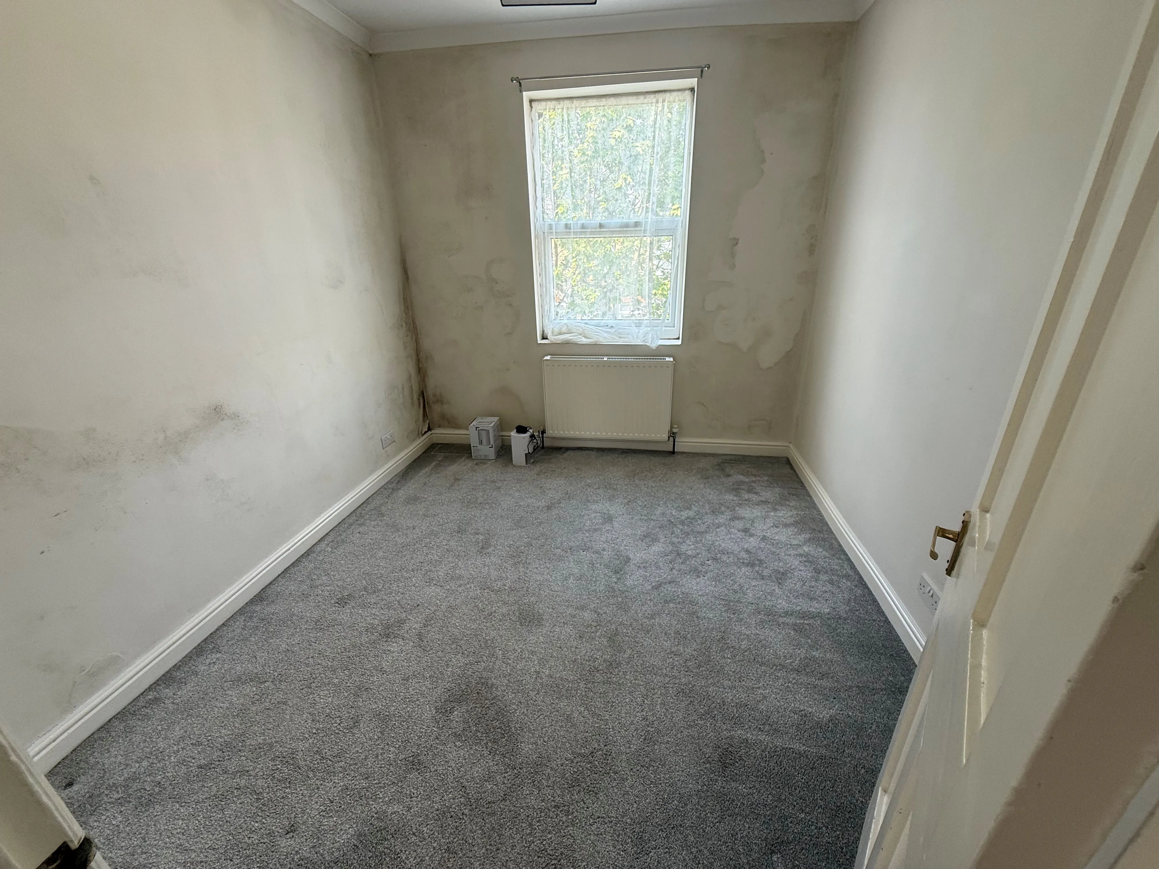 RESIDENTIAL/BUY TO LET INVESTMENT: FREEHOLD THREE BEDROOM HOUSE OFFERING WITH VACANT POSSESSION LOCATED CLOSE TO LOCAL SHOPS AND STATION.