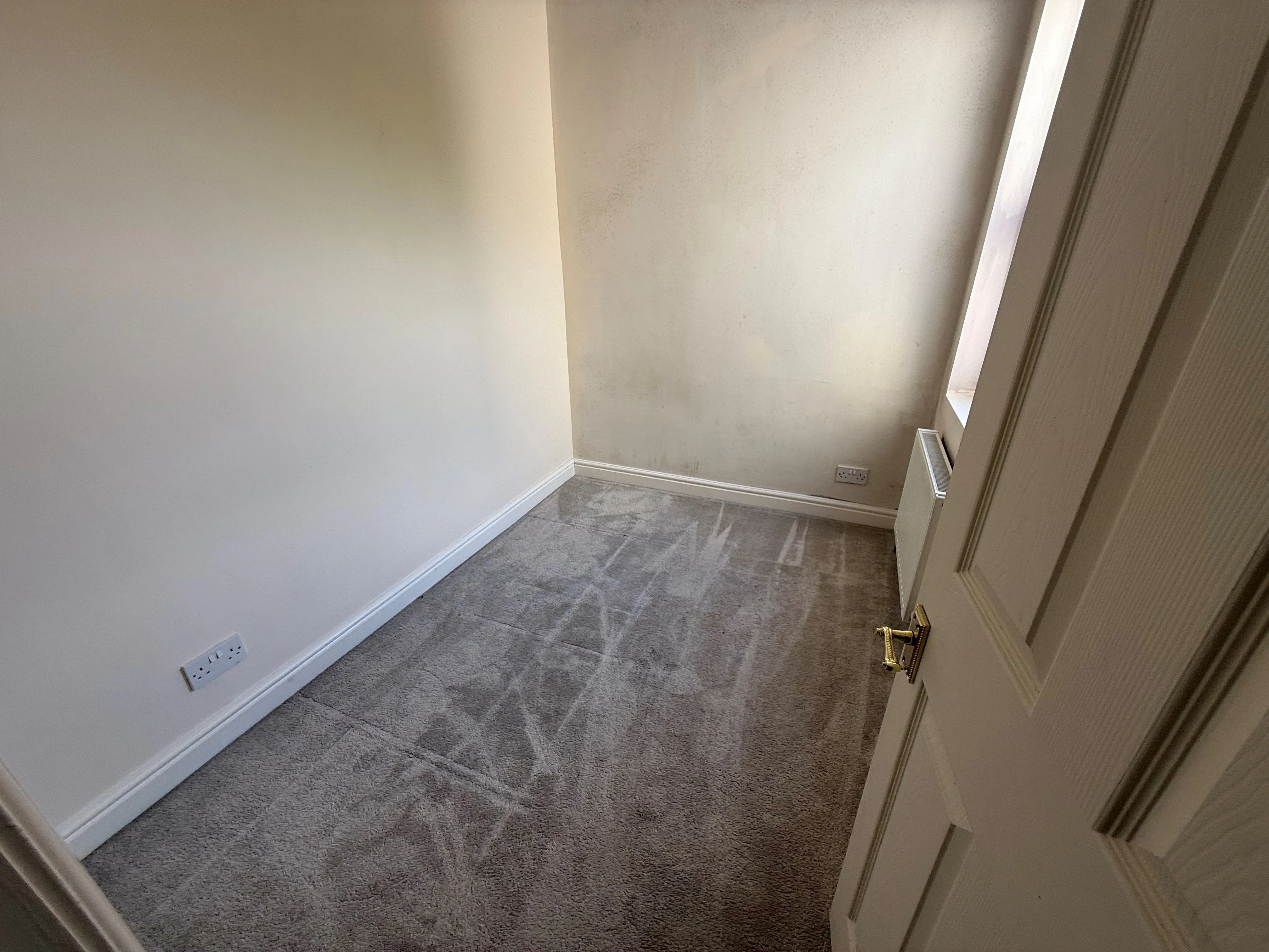 RESIDENTIAL/BUY TO LET INVESTMENT: FREEHOLD THREE BEDROOM HOUSE OFFERING WITH VACANT POSSESSION LOCATED CLOSE TO LOCAL SHOPS AND STATION.
