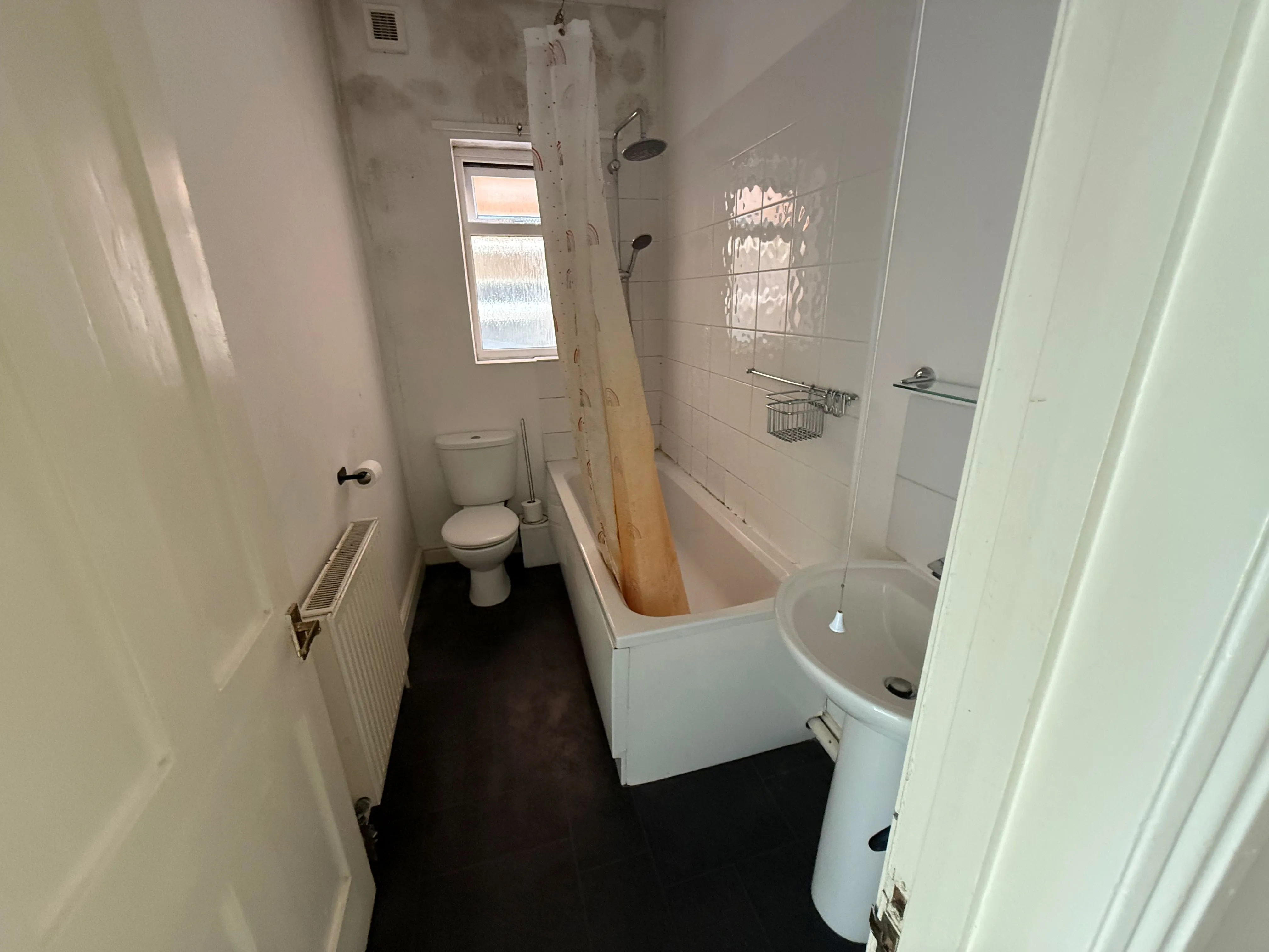 RESIDENTIAL/BUY TO LET INVESTMENT: FREEHOLD THREE BEDROOM HOUSE OFFERING WITH VACANT POSSESSION LOCATED CLOSE TO LOCAL SHOPS AND STATION.