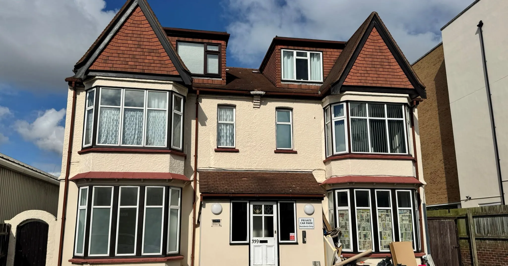 BUY TO LET INVESTMENT: A LEASEHOLD ONE BEDROOM FLAT IN ATTRACTIVE DETACHED BUILDING WITHIN WALKING DISTANCE TO CITY CENTRE AND STATIONS. 