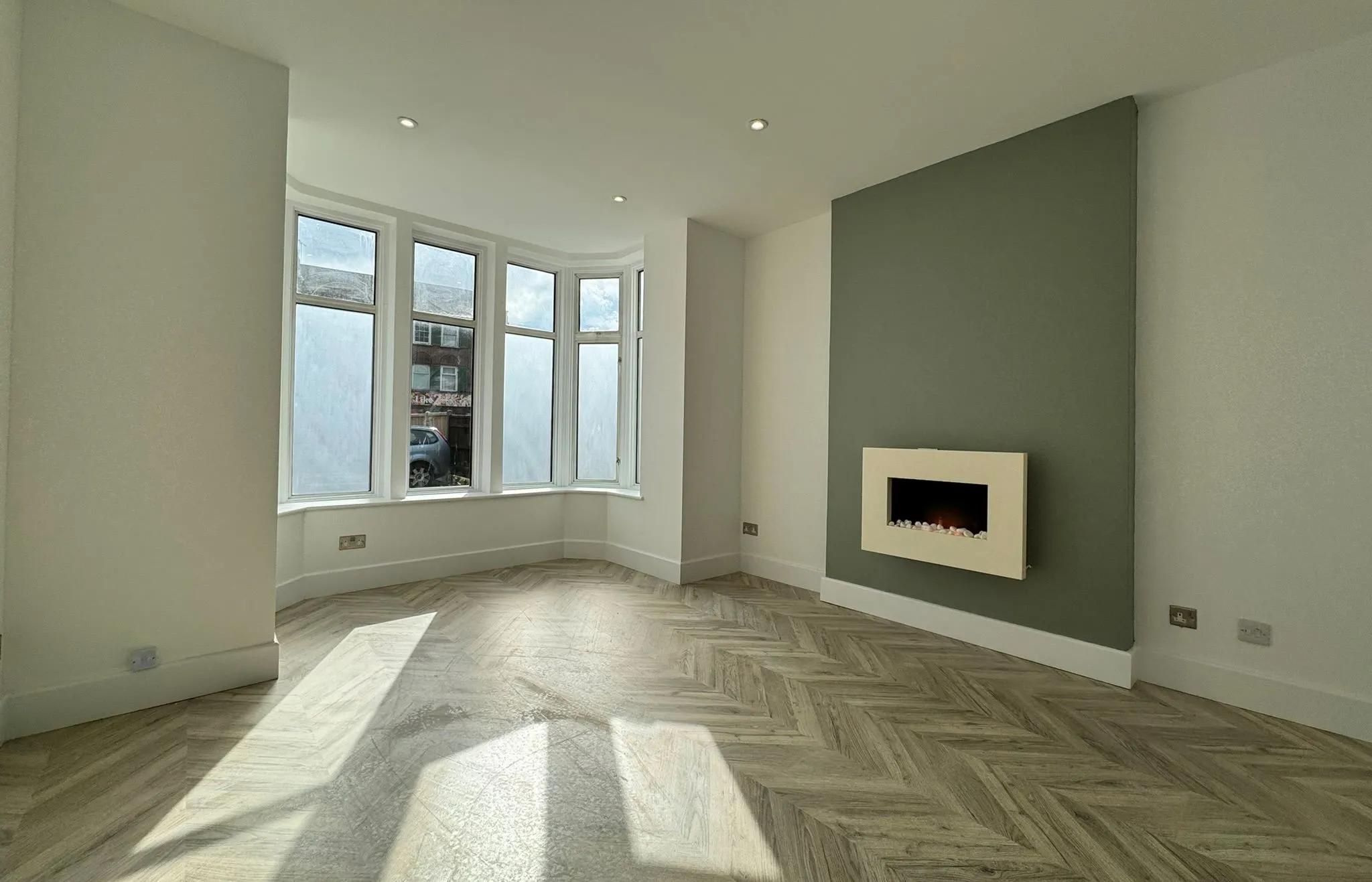 BUY TO LET INVESTMENT: A LEASEHOLD ONE BEDROOM FLAT IN ATTRACTIVE DETACHED BUILDING WITHIN WALKING DISTANCE TO CITY CENTRE AND STATIONS. 