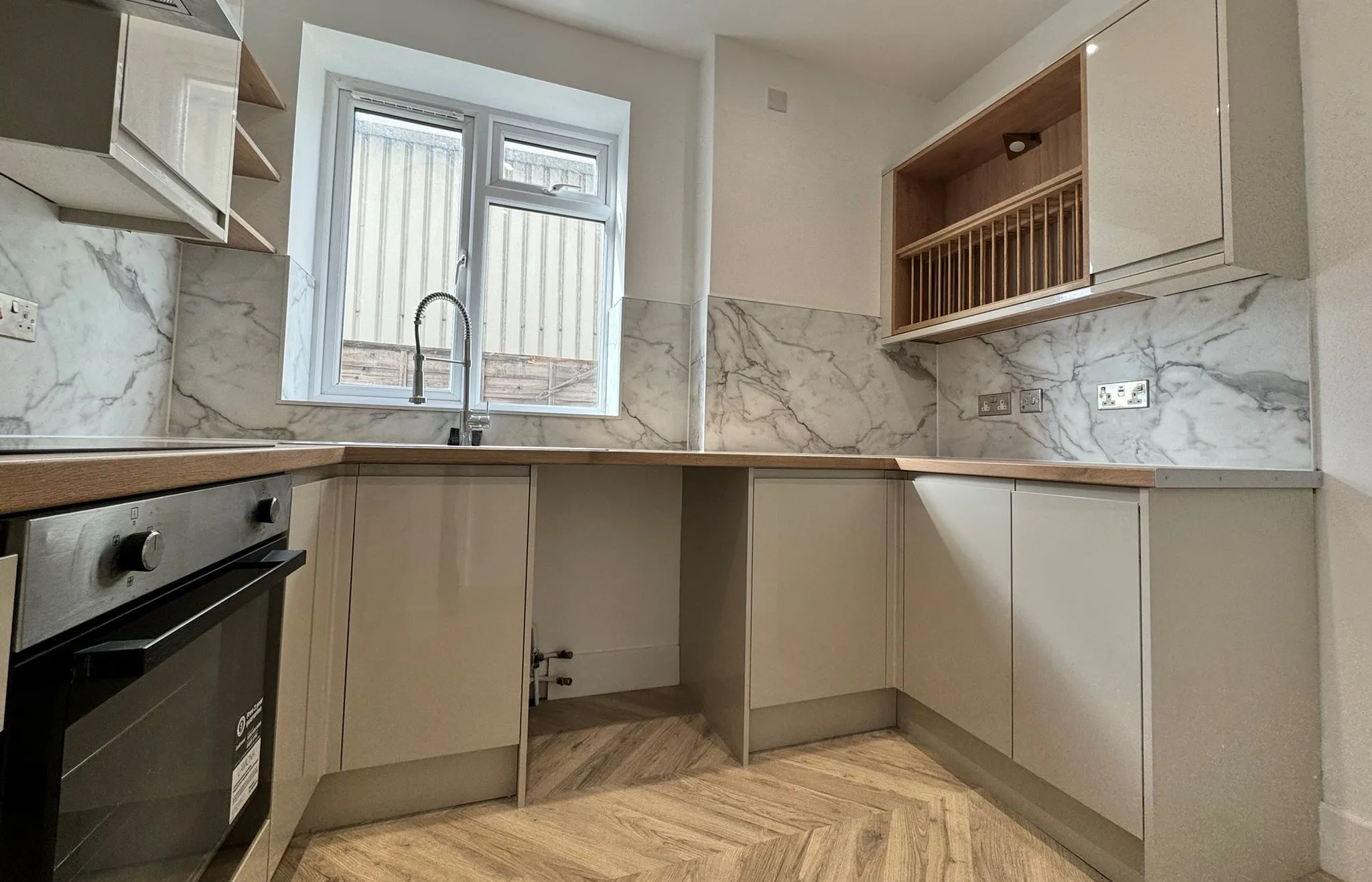 BUY TO LET INVESTMENT: A LEASEHOLD ONE BEDROOM FLAT IN ATTRACTIVE DETACHED BUILDING WITHIN WALKING DISTANCE TO CITY CENTRE AND STATIONS. 