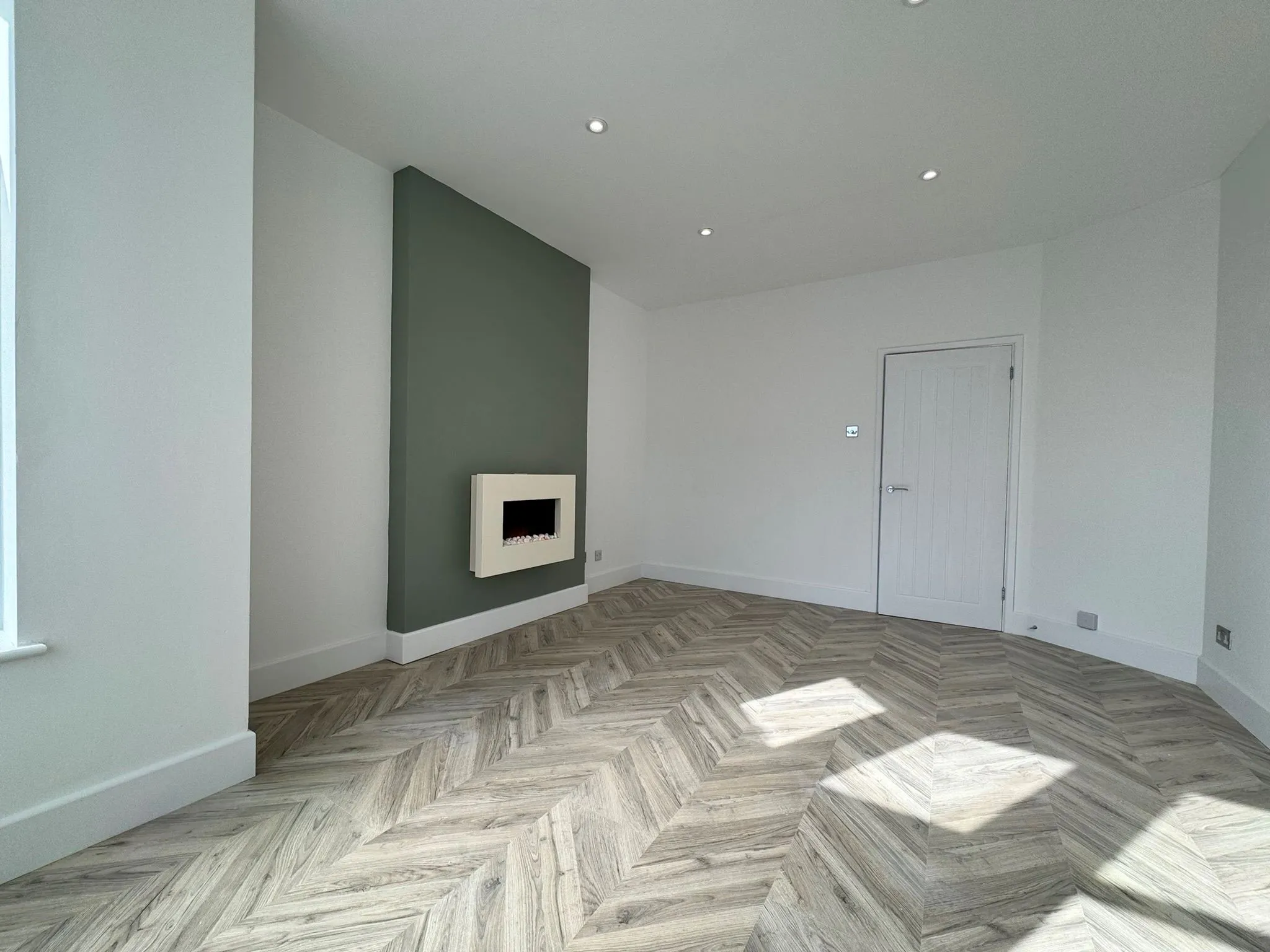BUY TO LET INVESTMENT: A LEASEHOLD ONE BEDROOM FLAT IN ATTRACTIVE DETACHED BUILDING WITHIN WALKING DISTANCE TO CITY CENTRE AND STATIONS. 