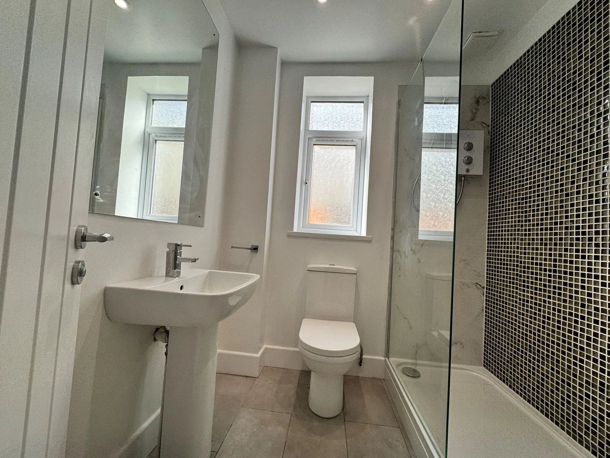 BUY TO LET INVESTMENT: A LEASEHOLD ONE BEDROOM FLAT IN ATTRACTIVE DETACHED BUILDING WITHIN WALKING DISTANCE TO CITY CENTRE AND STATIONS. 