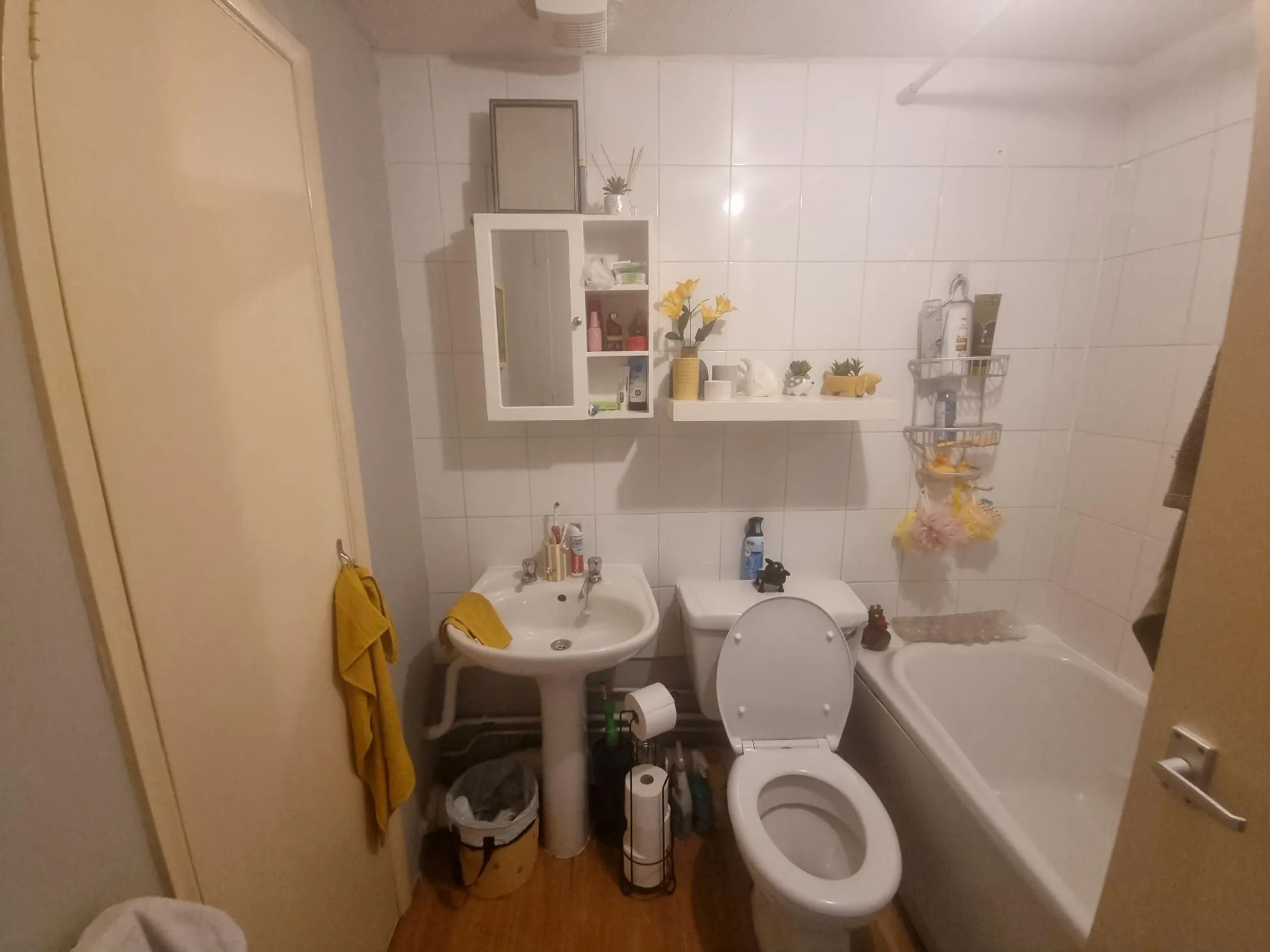 BUY TO LET INVESTMENT: FIRST FLOOR LEASEHOLD FLAT CLOSE TO LAINDON RAILWAY STATION WITH A TENANT IN OCCUPATION PRODUCING AN INCOME OF £10,200 PA