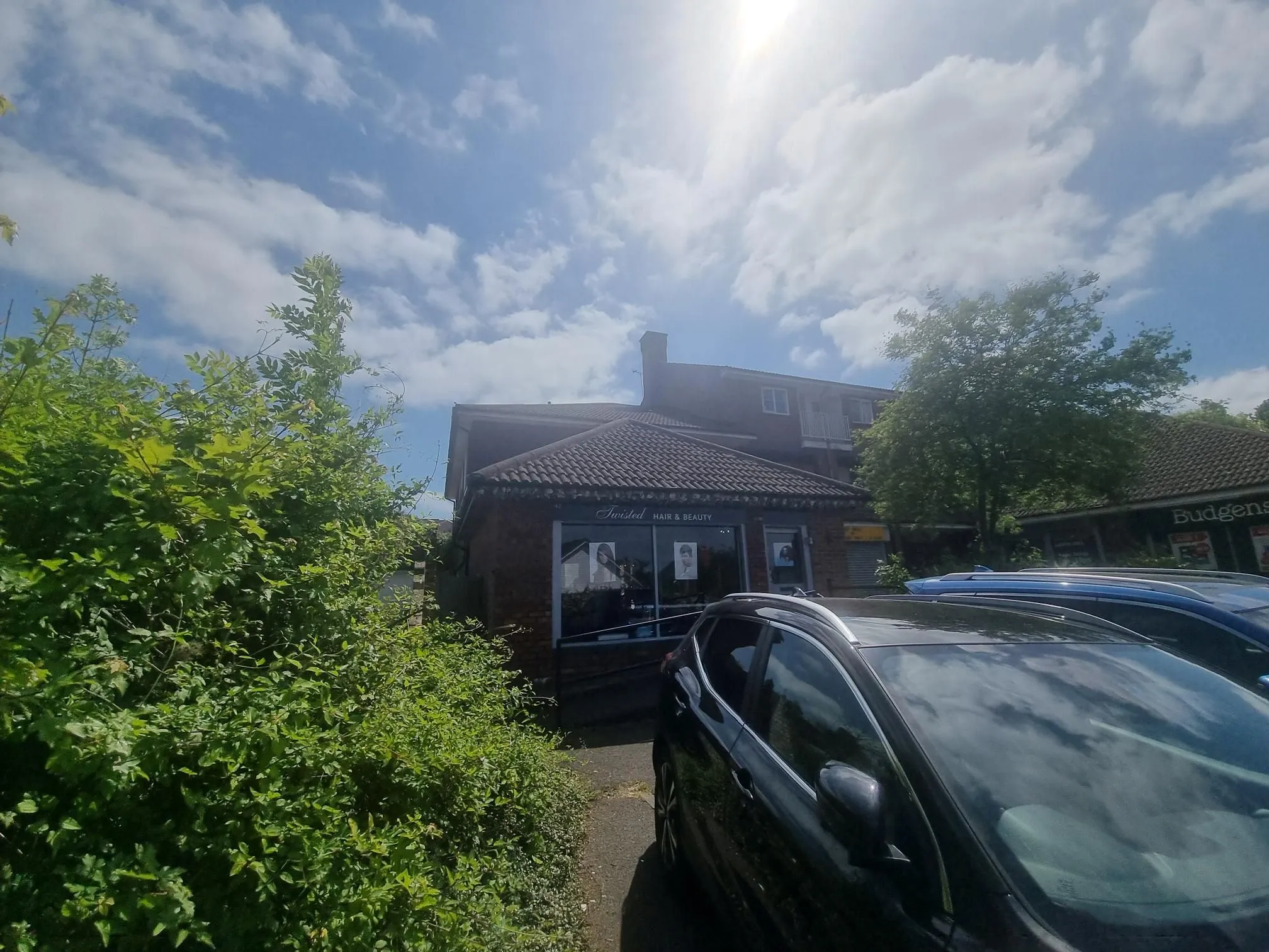 BUY TO LET INVESTMENT: FIRST FLOOR LEASEHOLD FLAT CLOSE TO LAINDON RAILWAY STATION WITH A TENANT IN OCCUPATION PRODUCING AN INCOME OF £10,200 PA