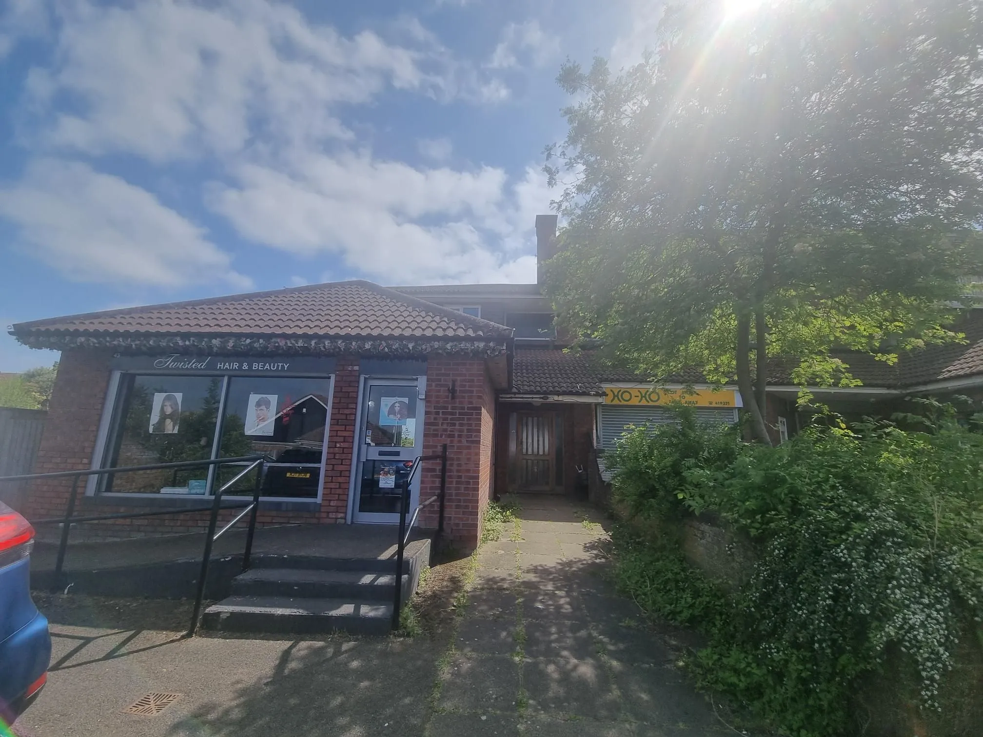 BUY TO LET INVESTMENT: FIRST FLOOR LEASEHOLD FLAT CLOSE TO LAINDON RAILWAY STATION WITH A TENANT IN OCCUPATION PRODUCING AN INCOME OF £10,200 PA
