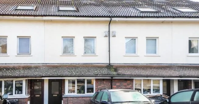 BUY TO LET INVESTMENT: A FREEHOLD FIVE BEDROOM HOUSE A SHORT DISTANCE FROM DISTANCE OF BROCKLEY VILLAGE PRODUCING AN INCOME OF £30,000 PA