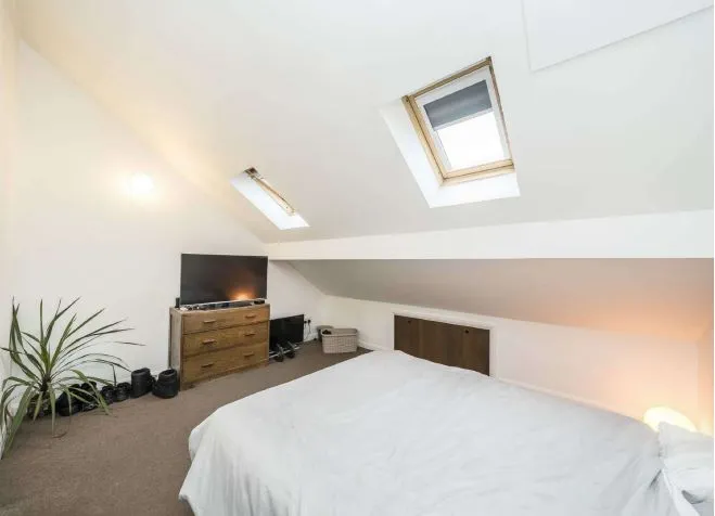 BUY TO LET INVESTMENT: A FREEHOLD FIVE BEDROOM HOUSE A SHORT DISTANCE FROM DISTANCE OF BROCKLEY VILLAGE PRODUCING AN INCOME OF £30,000 PA
