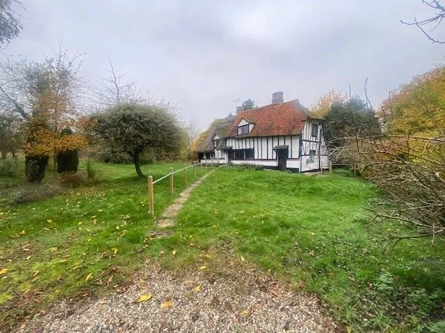 REFURBISHMENT/POTENTIAL DEVELOPMENT: A VACANT GRADE II LISTED DETACHED COTTAGE POSITIONED ON EDGE OF A 0.8 ACRE PLOT IN POPULAR RURAL LOCATION