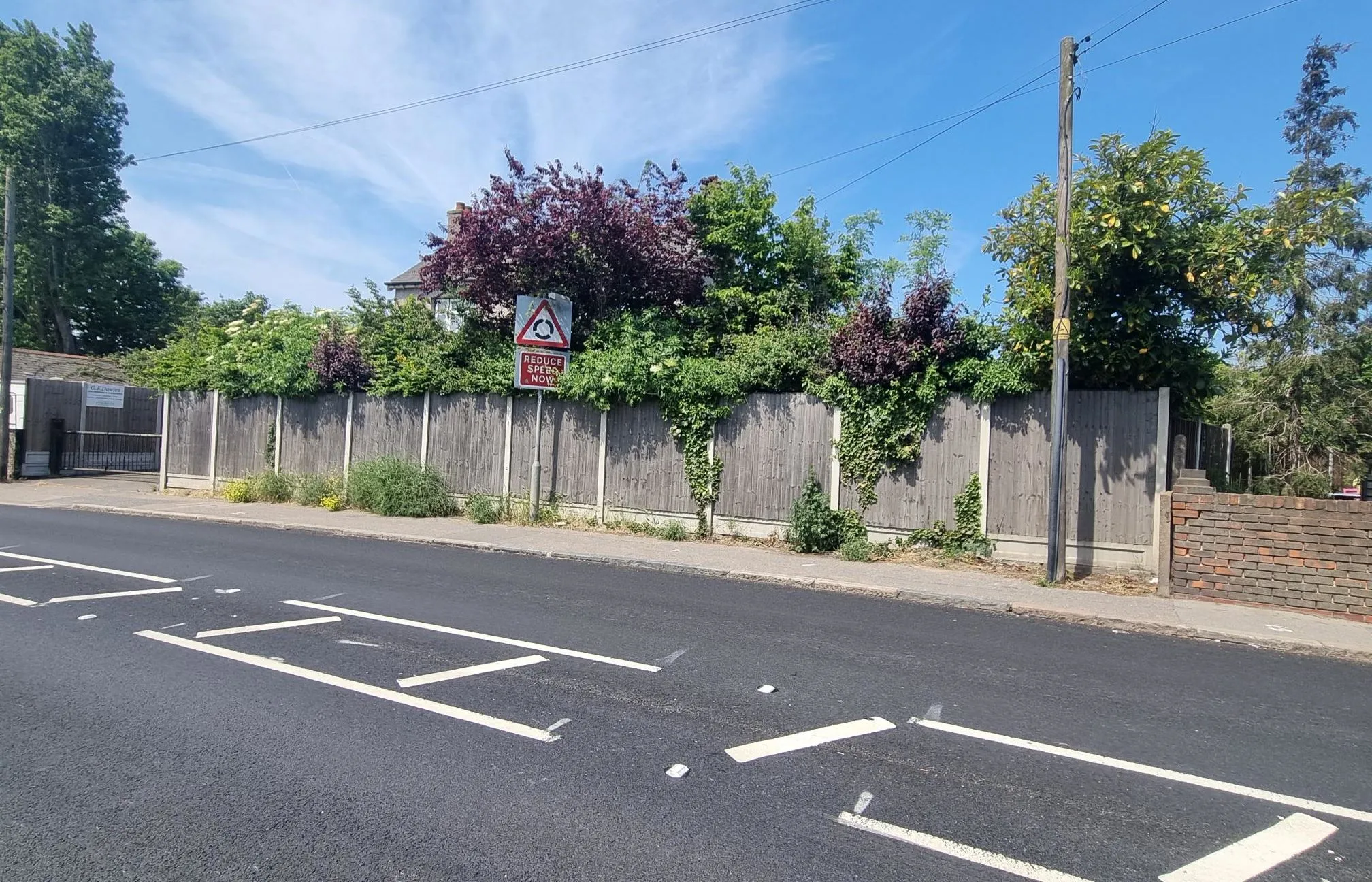 DEVELOPMENT OPPORTUNITY: A FREEHOLD DETACHED HOUSE CLOSE TO TOWN CENTRE ON A PLOT OF APPROX 0.3 ACRES OFFERING DEVELOPMENT POTENTIAL 
