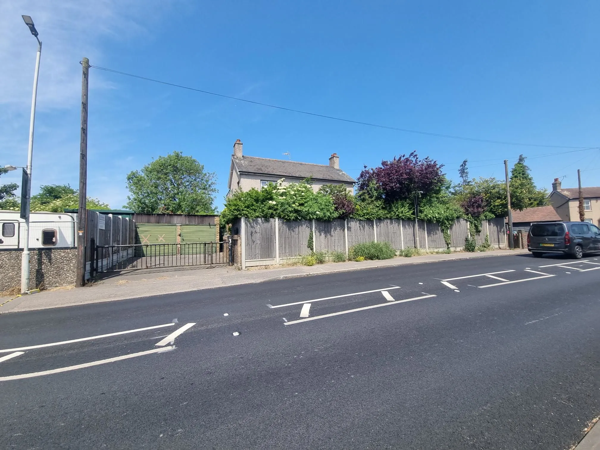 DEVELOPMENT OPPORTUNITY: A FREEHOLD DETACHED HOUSE CLOSE TO TOWN CENTRE ON A PLOT OF APPROX 0.3 ACRES OFFERING DEVELOPMENT POTENTIAL 