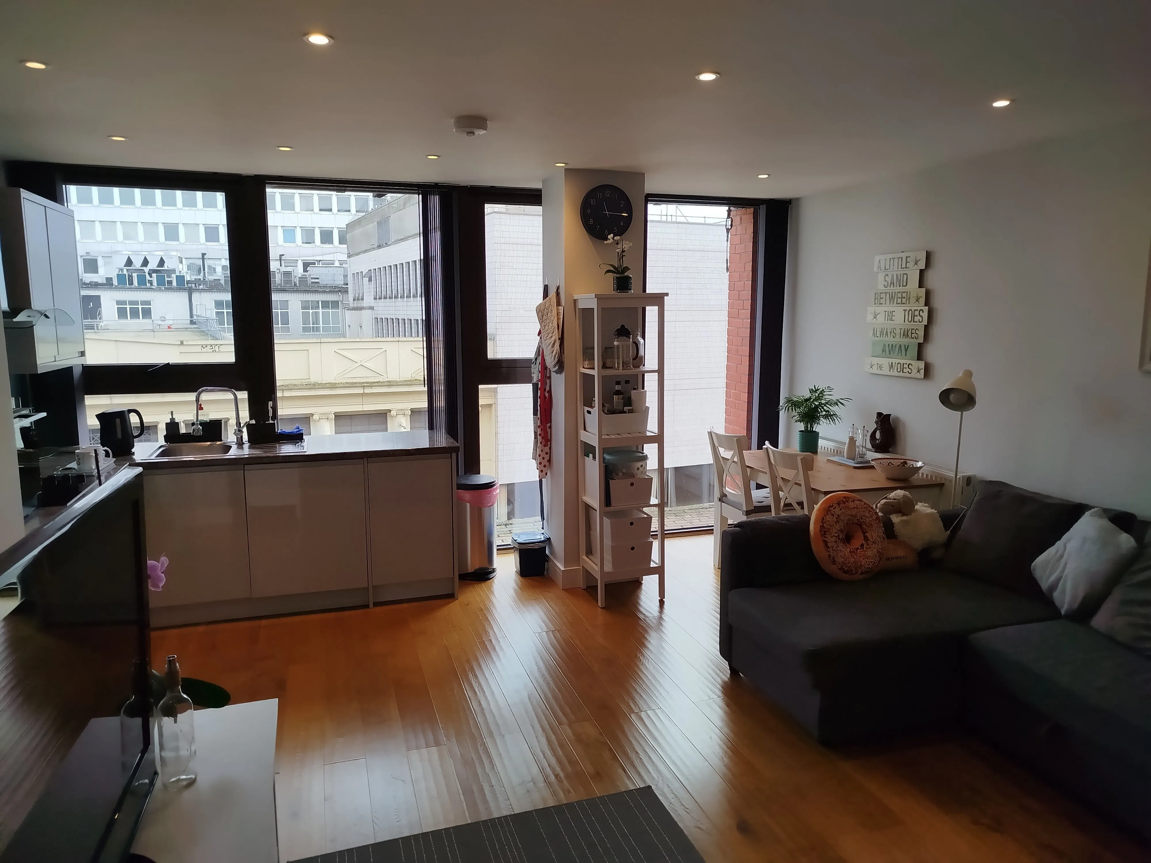 RESIDENTIAL/BUY TO LET INVESTMENT: MODERN TWO BEDROOM APARTMENT IN THE HEART OF THE CITY CENTRE CONSIDERED TO BE AN IDEAL BUY TO LET INVESTMENT