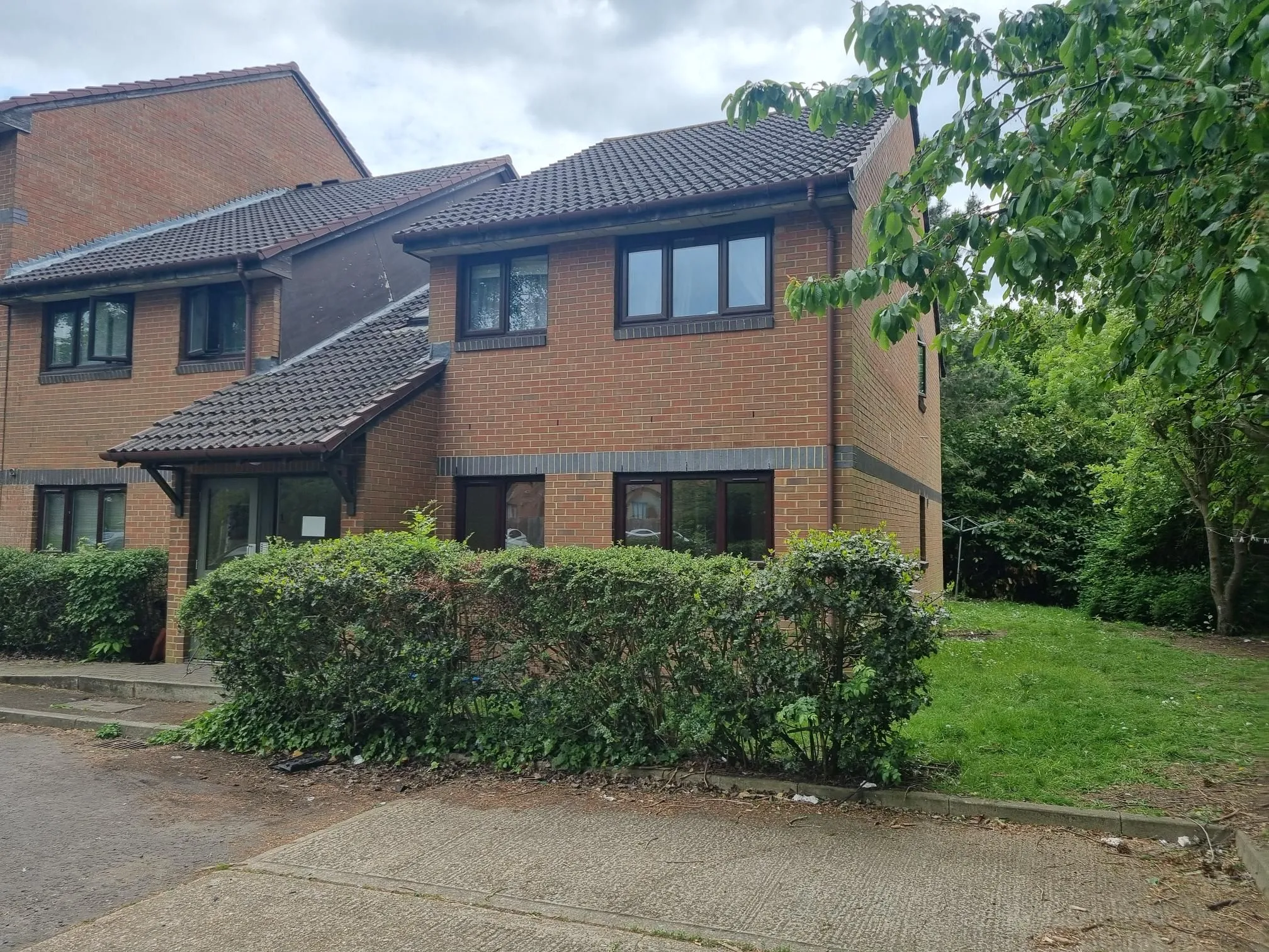 RESIDENTIAL INVESTMENT: A VACANT LEASEHOLD GROUND FLOOR TWO BEDROOM APARTMENT WITHIN WALKING DISTANCE TO GOODMAYES RAILWAY STATION 
