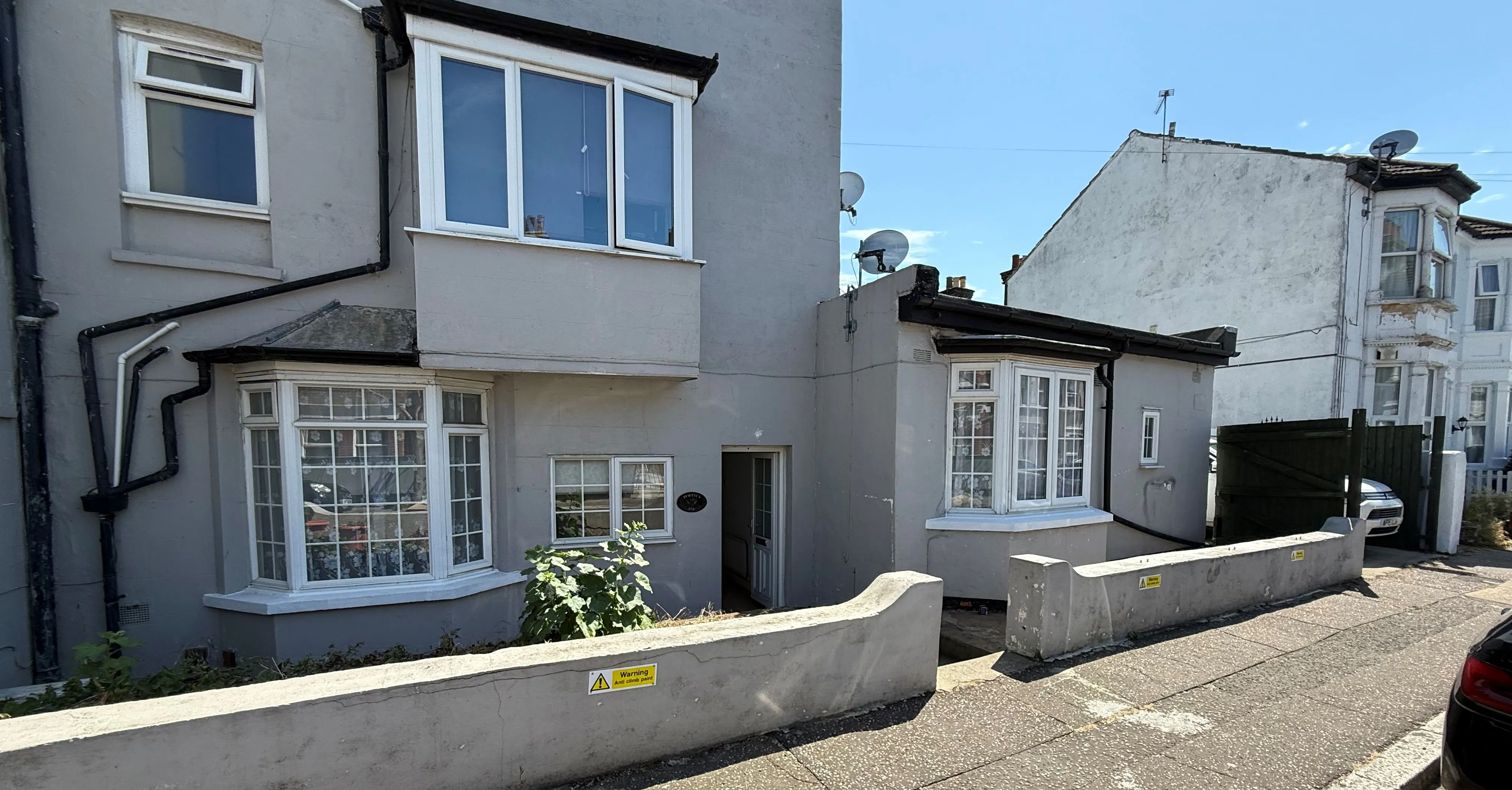 RESIDENTIAL INVESTMENT: A VACANT TWO BEDROOM GROUND FLOOR FLAT WITH OFF STREET PARKING, IDEAL FOR OWNER OCCUPIERS AND BUY TO LET INVESTORS
