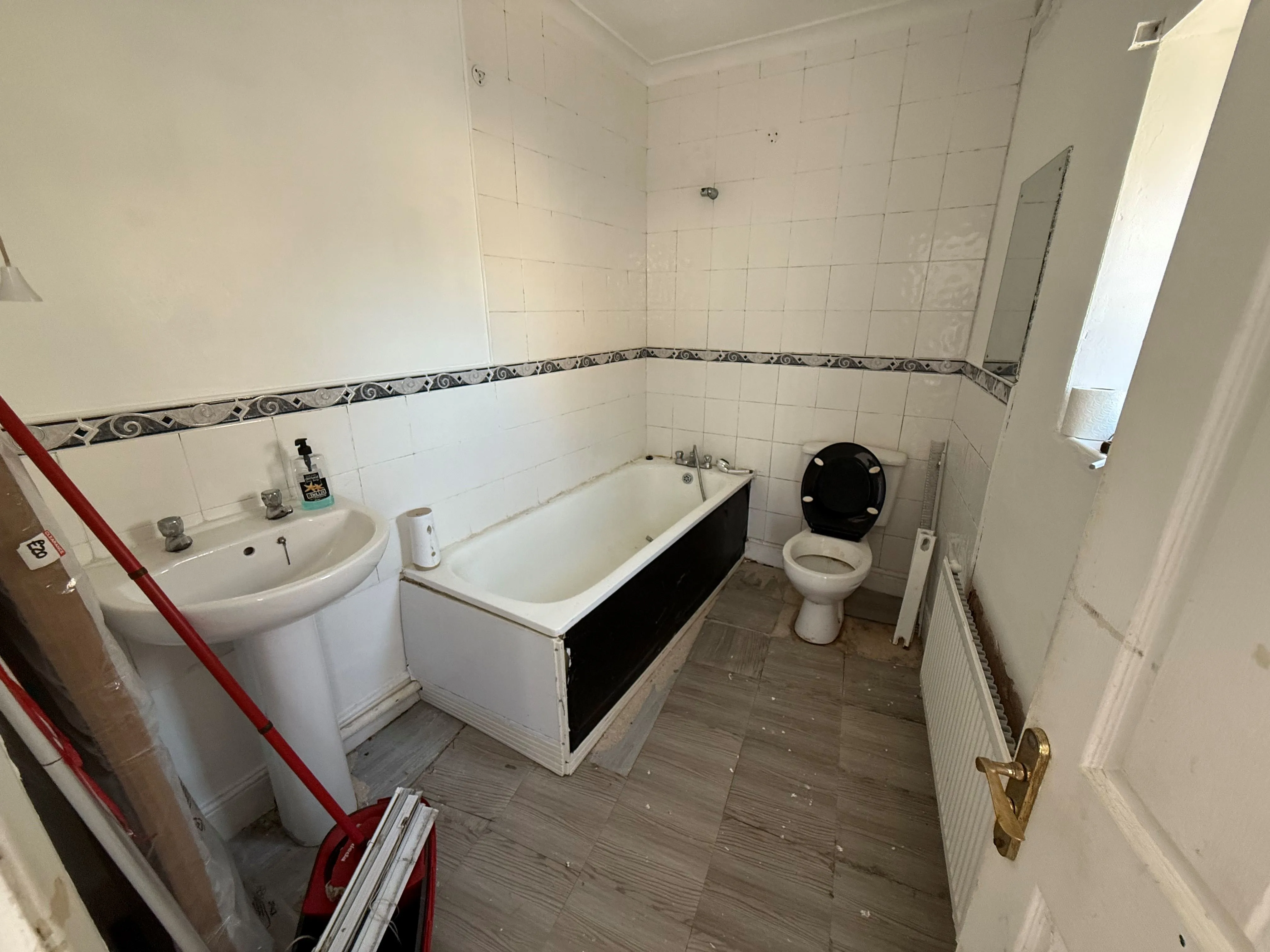 RESIDENTIAL INVESTMENT: A VACANT TWO BEDROOM GROUND FLOOR FLAT WITH OFF STREET PARKING, IDEAL FOR OWNER OCCUPIERS AND BUY TO LET INVESTORS