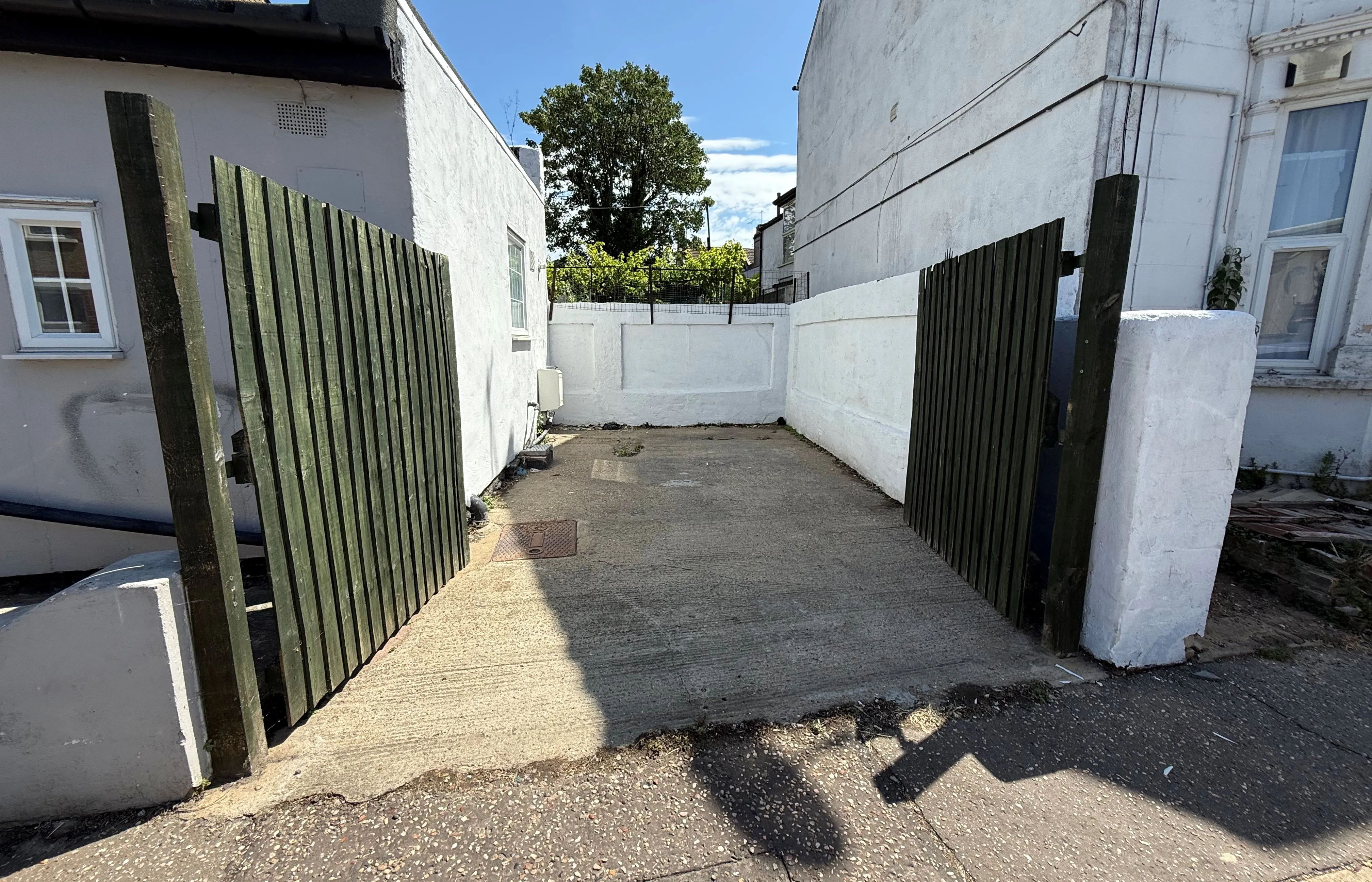 RESIDENTIAL INVESTMENT: A VACANT TWO BEDROOM GROUND FLOOR FLAT WITH OFF STREET PARKING, IDEAL FOR OWNER OCCUPIERS AND BUY TO LET INVESTORS