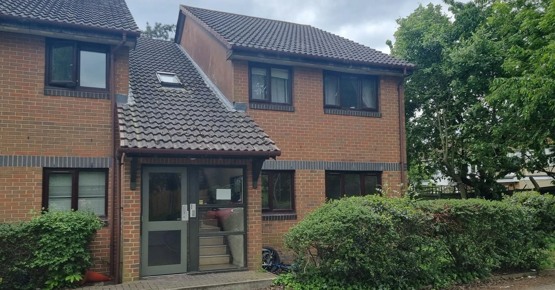 RESIDENTIAL INVESTMENT: A VACANT LEASEHOLD GROUND FLOOR TWO BEDROOM APARTMENT WITHIN WALKING DISTANCE TO GOODMAYES RAILWAY STATION 