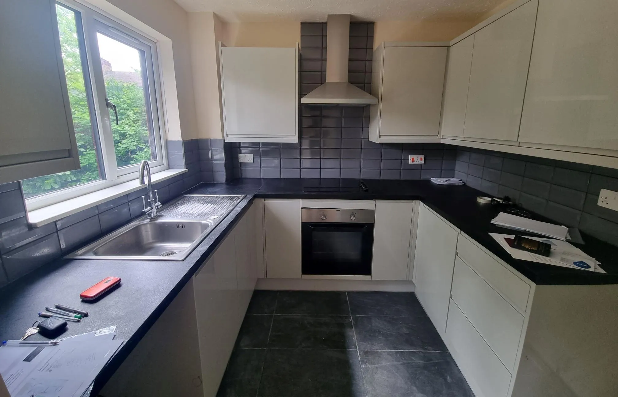 RESIDENTIAL INVESTMENT: A VACANT LEASEHOLD GROUND FLOOR TWO BEDROOM APARTMENT WITHIN WALKING DISTANCE TO GOODMAYES RAILWAY STATION 