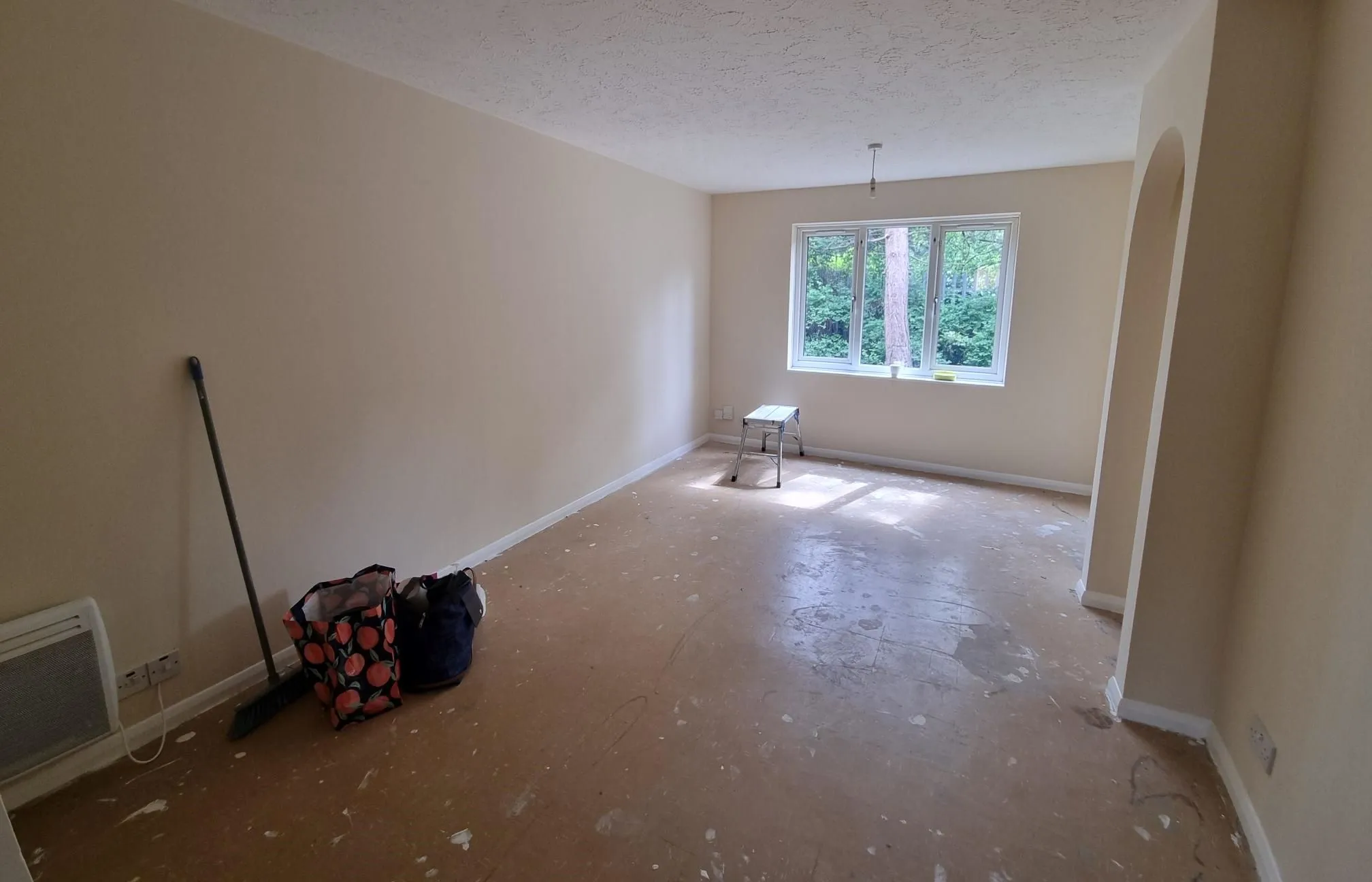 RESIDENTIAL INVESTMENT: A VACANT LEASEHOLD GROUND FLOOR TWO BEDROOM APARTMENT WITHIN WALKING DISTANCE TO GOODMAYES RAILWAY STATION 