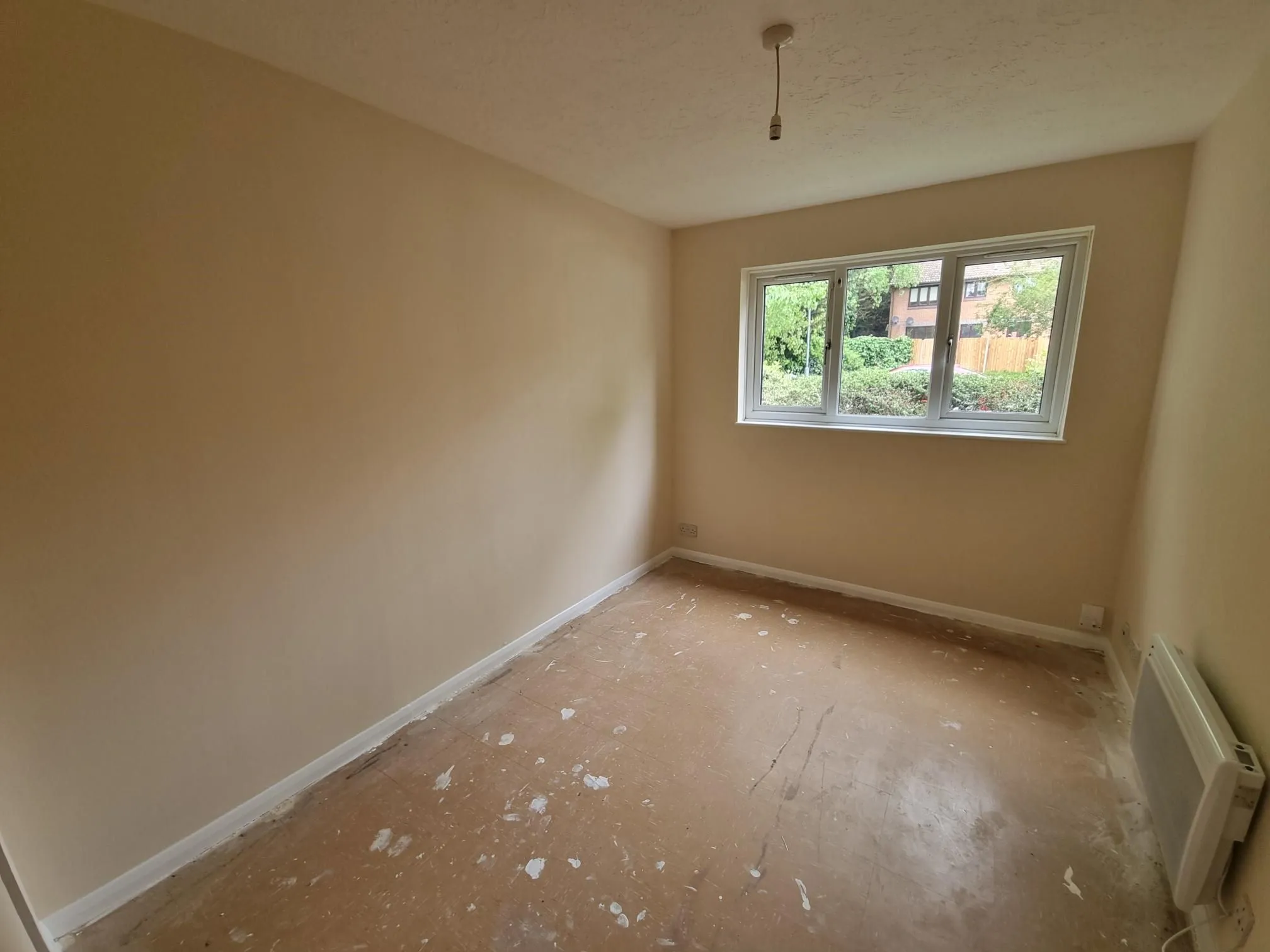 RESIDENTIAL INVESTMENT: A VACANT LEASEHOLD GROUND FLOOR TWO BEDROOM APARTMENT WITHIN WALKING DISTANCE TO GOODMAYES RAILWAY STATION 