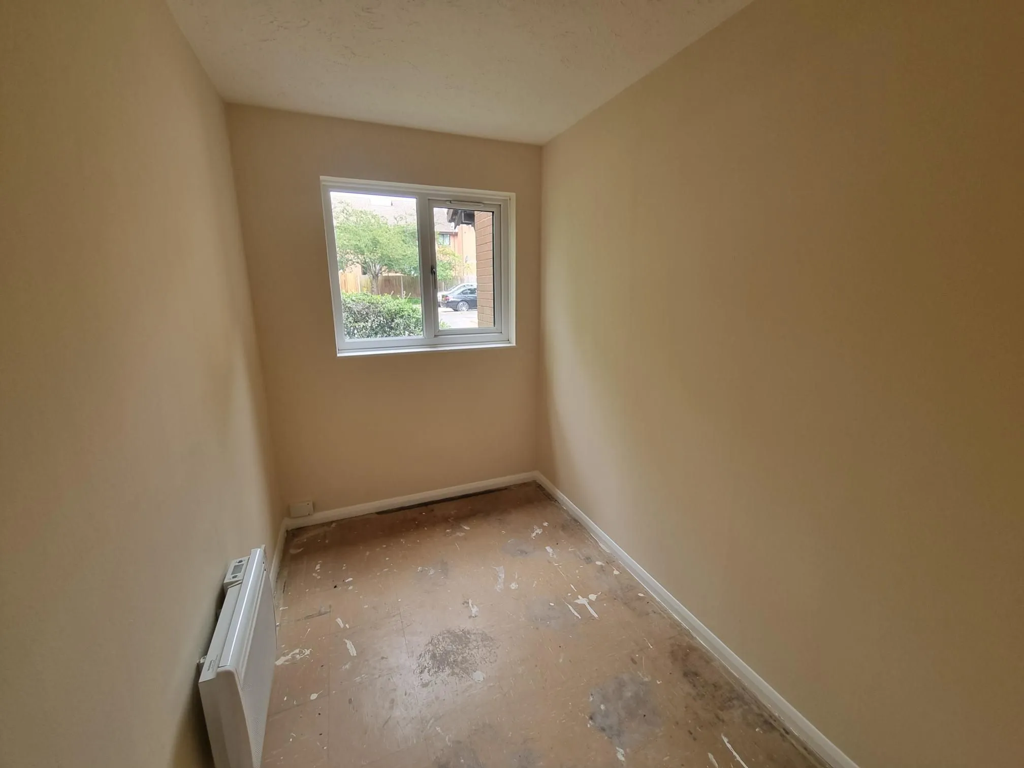 RESIDENTIAL INVESTMENT: A VACANT LEASEHOLD GROUND FLOOR TWO BEDROOM APARTMENT WITHIN WALKING DISTANCE TO GOODMAYES RAILWAY STATION 