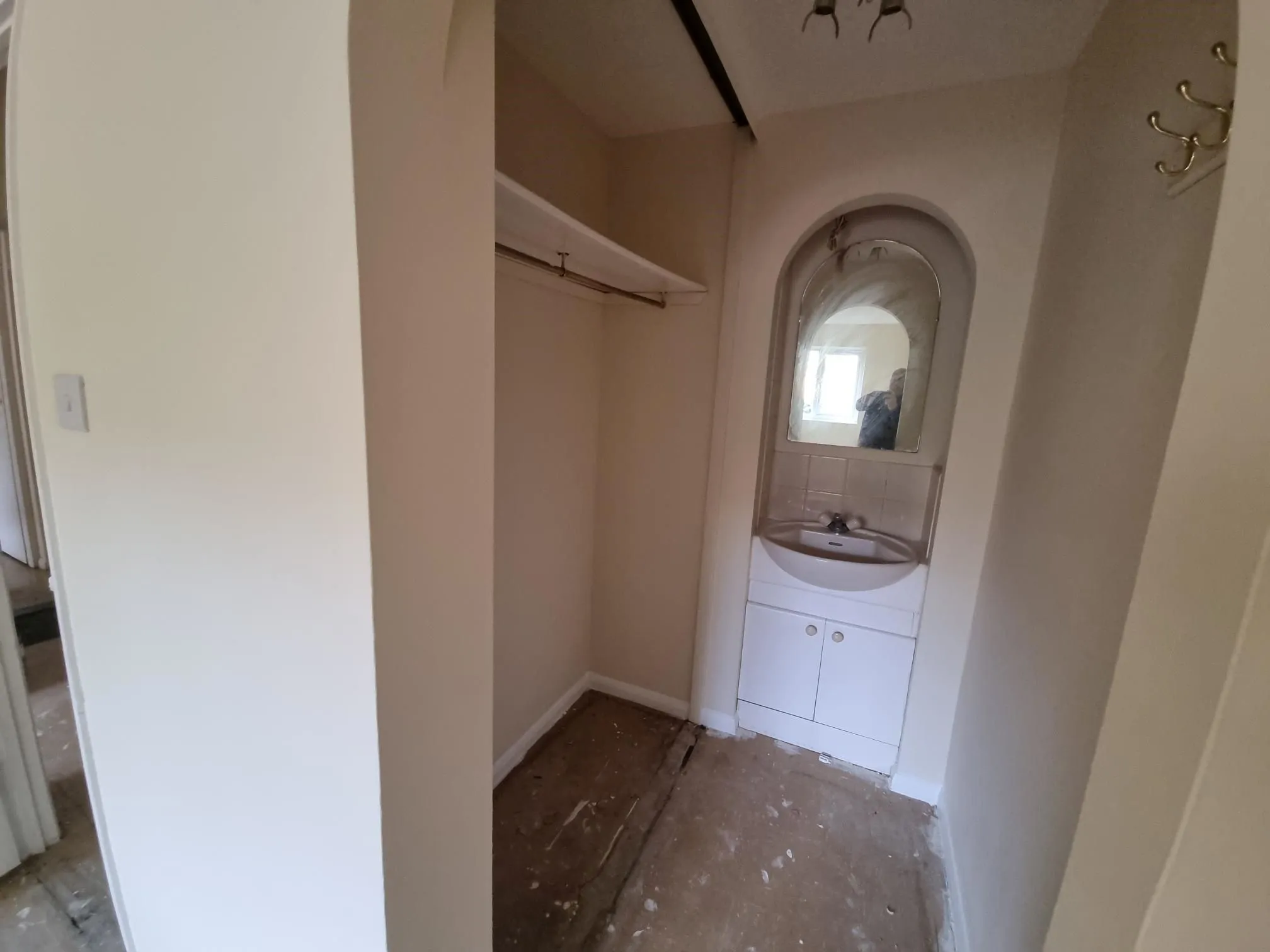 RESIDENTIAL INVESTMENT: A VACANT LEASEHOLD GROUND FLOOR TWO BEDROOM APARTMENT WITHIN WALKING DISTANCE TO GOODMAYES RAILWAY STATION 