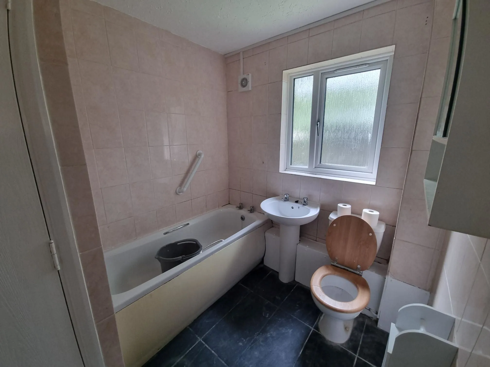 RESIDENTIAL INVESTMENT: A VACANT LEASEHOLD GROUND FLOOR TWO BEDROOM APARTMENT WITHIN WALKING DISTANCE TO GOODMAYES RAILWAY STATION 