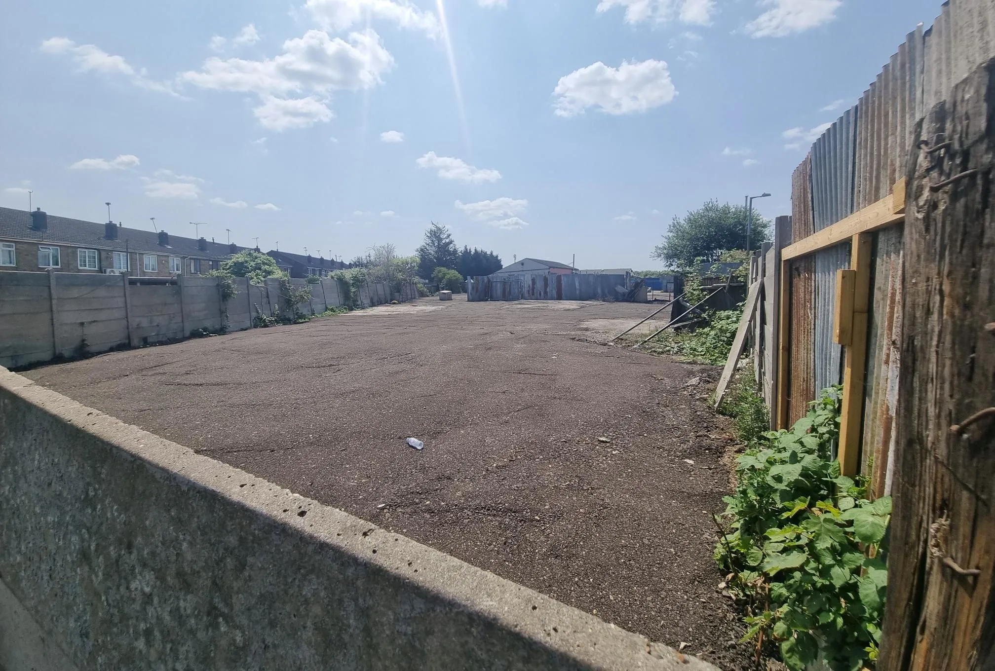 COMMERCIAL INVESTMENT OPPORTUNITY:  A VACANT FREEHOLD COMMERCIAL YARD LOCATED CLOSE TO TILBURY DOCKS MEASURING APPROXIMATELY 8192 SQ.FT