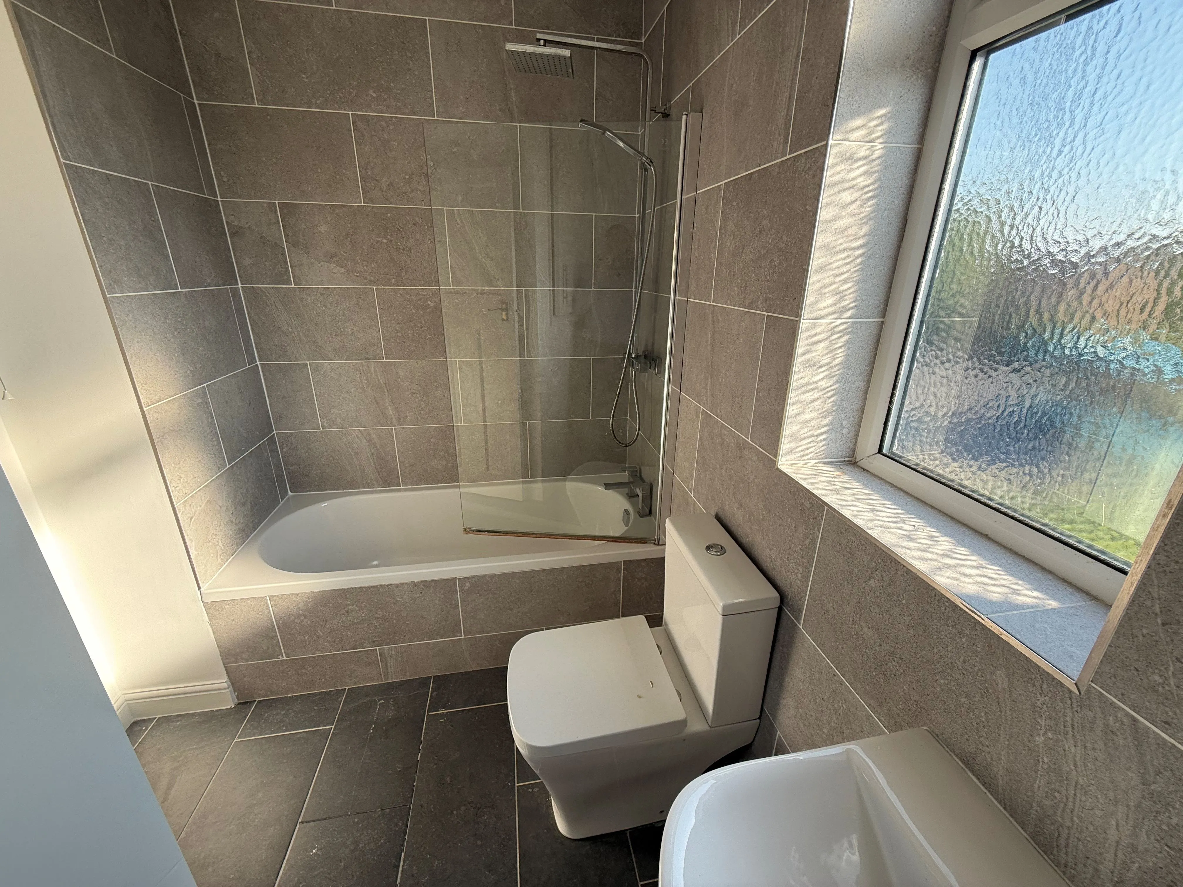 RESIDENTIAL INVESTMENT:  VACANT LEASEHOLD ONE BEDROOM FIRST FLOOR APARTMENT WITH PLANNING FOR A LOFT ROOM AND OFF STREET PARKING