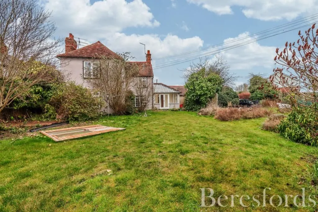 REFURBISHMENT OPPORTUNITY: A VACANT FREEHOLD GRADE II LISTED SEMI COTTAGE ON A CORNER PLOT COTTAGE IN NEED OF REPAIR AND IMPROVEMENT 