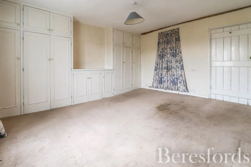 REFURBISHMENT OPPORTUNITY: A VACANT FREEHOLD GRADE II LISTED SEMI COTTAGE ON A CORNER PLOT COTTAGE IN NEED OF REPAIR AND IMPROVEMENT 