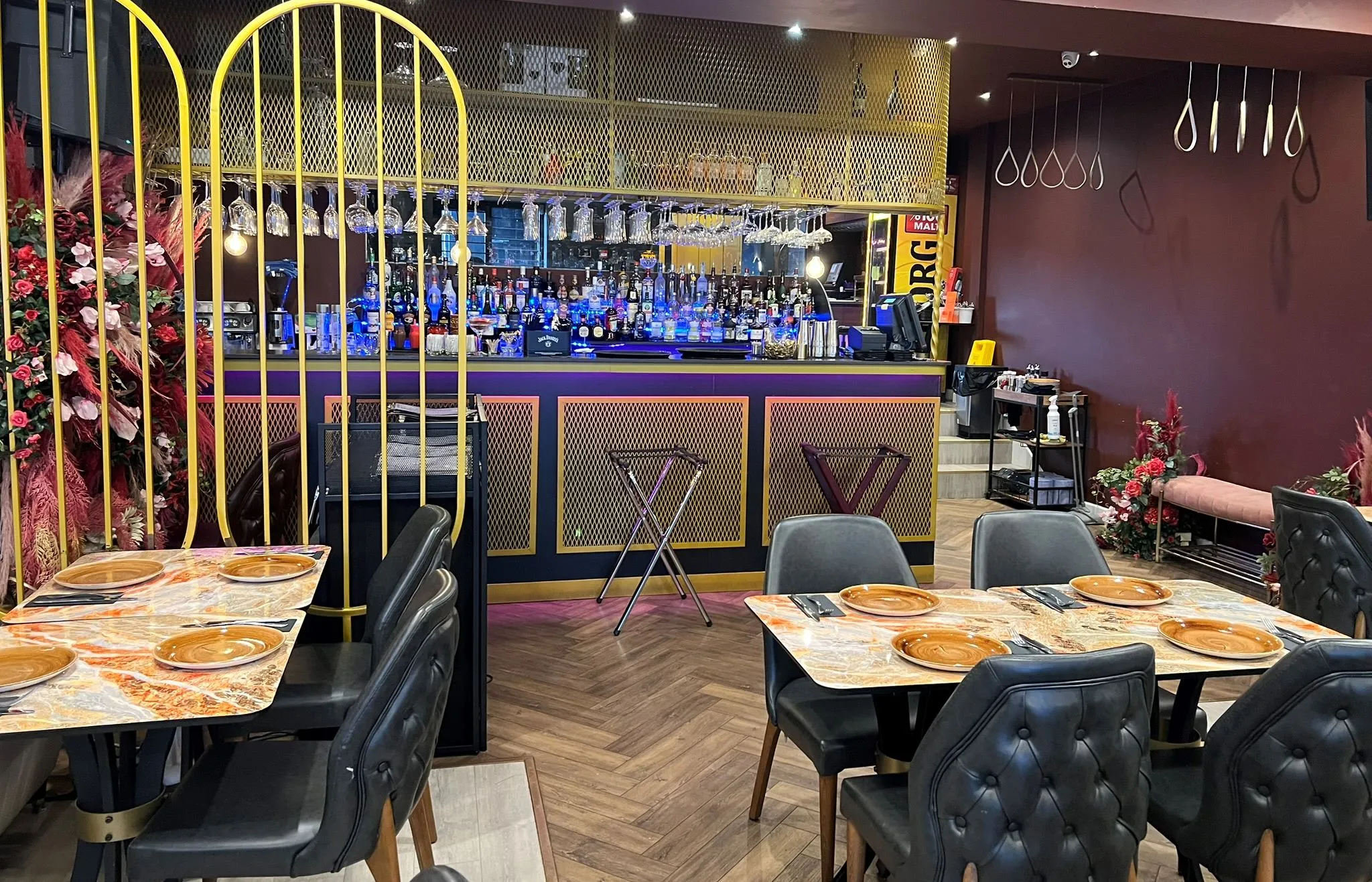 FREEHOLD INVESTMENT: A MIXED USE PROPERTY COMPRISING A RESTAURANT AND A THREE BEDROOM MAISONETTE PRODUCING AN INCOME OF £40,800 PER ANNUM