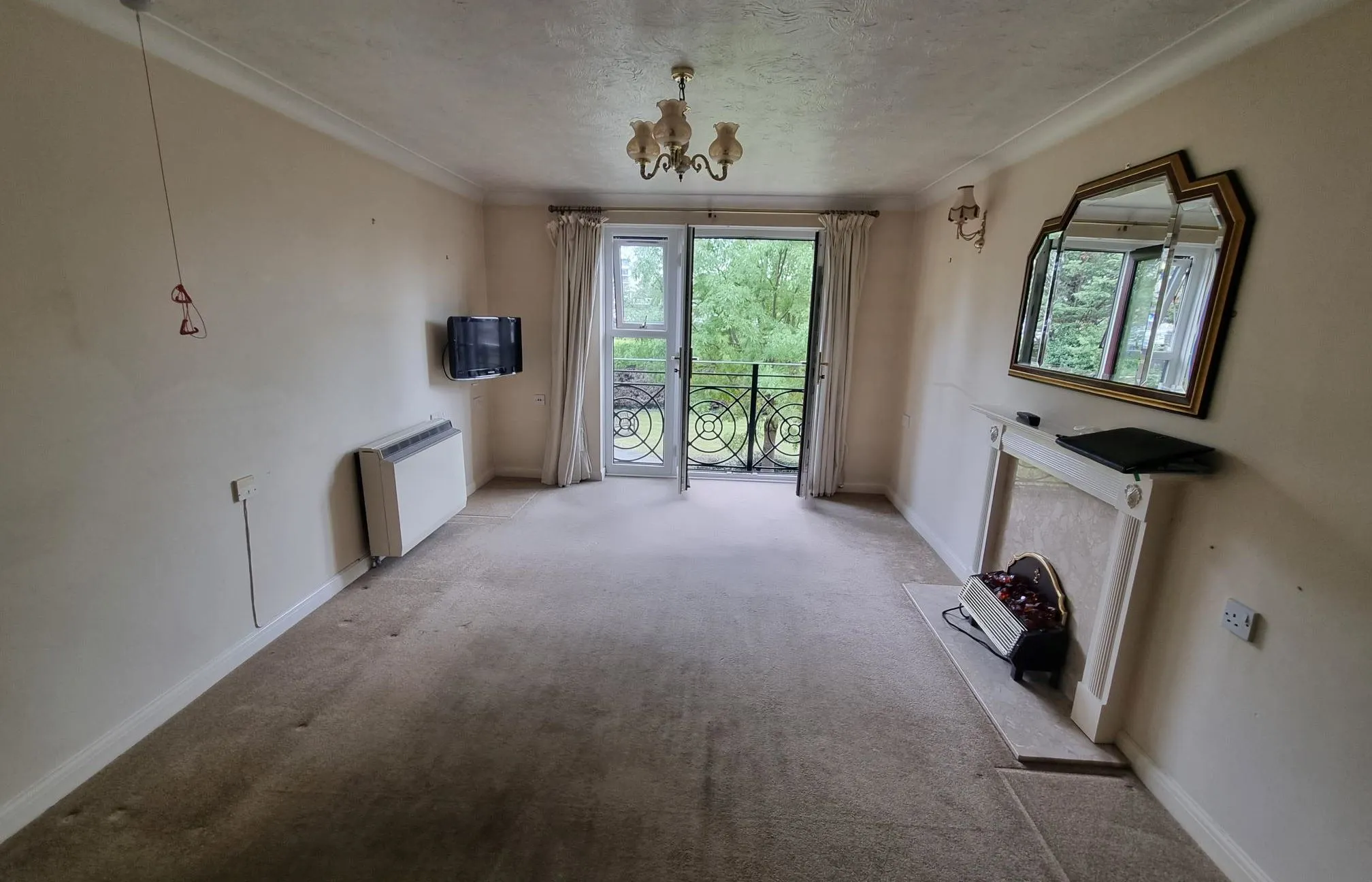 RESIDENTIAL INVESTMENT: A VACANT ONE BEDROOM FIRST FLOOR PURPOSE BUILT RETIREMENT APARTMENT LOCATED IN CENTRAL ROMFORD 
