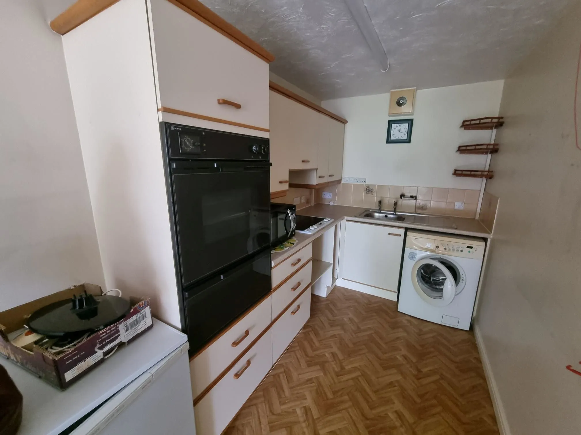 RESIDENTIAL INVESTMENT: A VACANT ONE BEDROOM FIRST FLOOR PURPOSE BUILT RETIREMENT APARTMENT LOCATED IN CENTRAL ROMFORD 