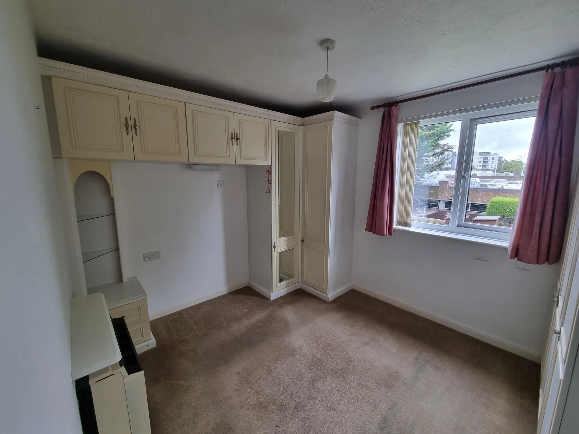 RESIDENTIAL INVESTMENT: A VACANT ONE BEDROOM FIRST FLOOR PURPOSE BUILT RETIREMENT APARTMENT LOCATED IN CENTRAL ROMFORD 
