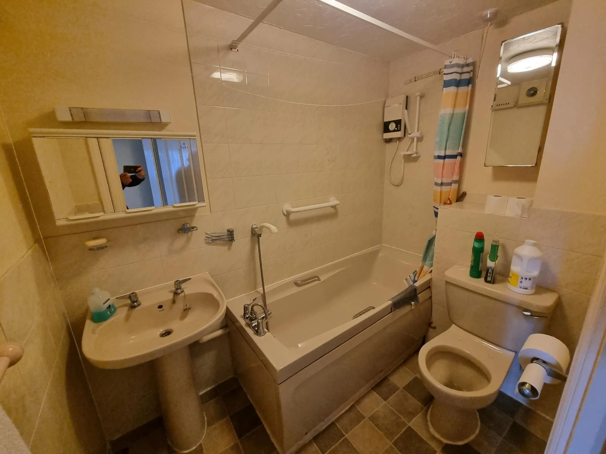RESIDENTIAL INVESTMENT: A VACANT ONE BEDROOM FIRST FLOOR PURPOSE BUILT RETIREMENT APARTMENT LOCATED IN CENTRAL ROMFORD 