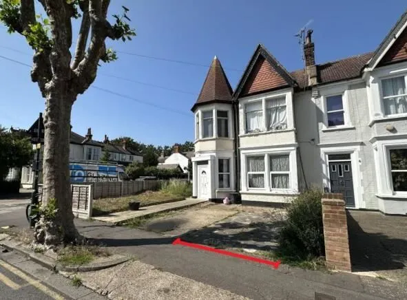 INVESTMENT OPPORTUNITY: PARKING SPACE CLOSE TO THE SEAFRONT AND WESTCLIFF ON SEA STATION AS WELL AS LOCAL SHOPS ALONG HAMLET COURT ROAD