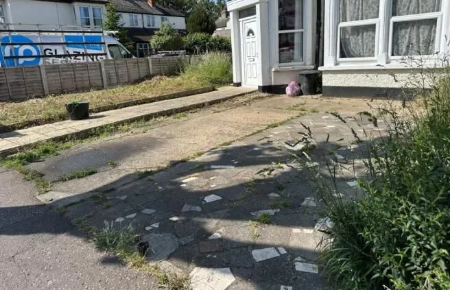 INVESTMENT OPPORTUNITY: PARKING SPACE CLOSE TO THE SEAFRONT AND WESTCLIFF ON SEA STATION AS WELL AS LOCAL SHOPS ALONG HAMLET COURT ROAD
