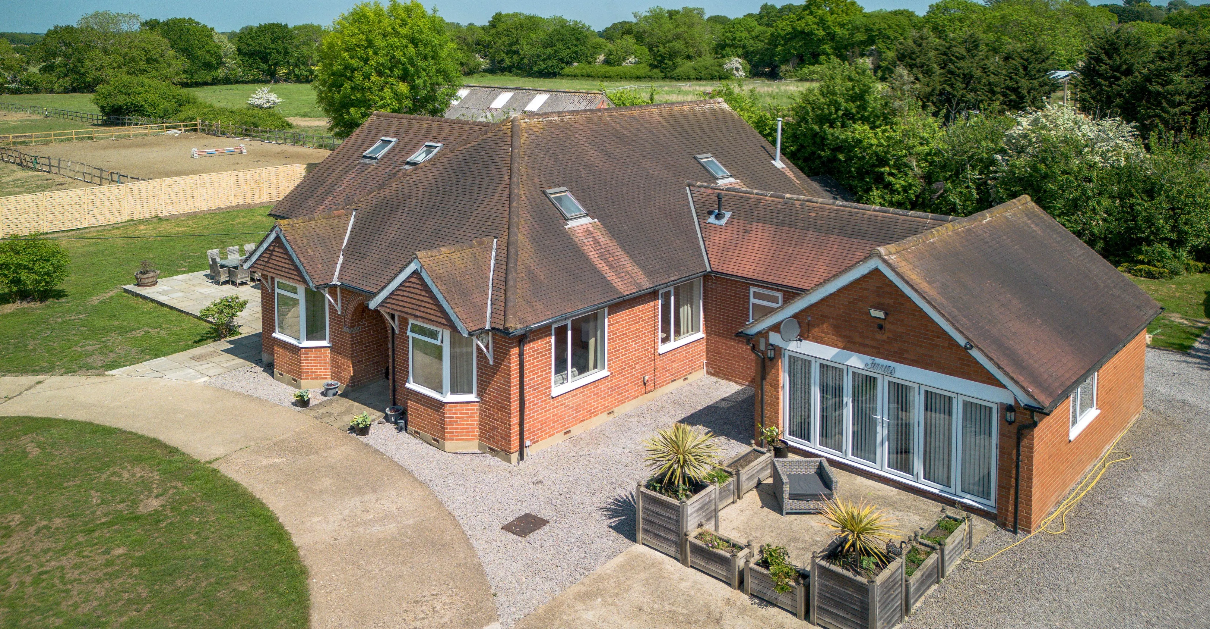 RESIDENTIAL: A WELL PRESENTED SPACIOUS FAMILY HOME WITH ANNEX AND DOUBLE CARPORT ON PLOT JUST UNDER ONE ACRE IN SIZE IN POPULAR SEMI RURAL LOCATION