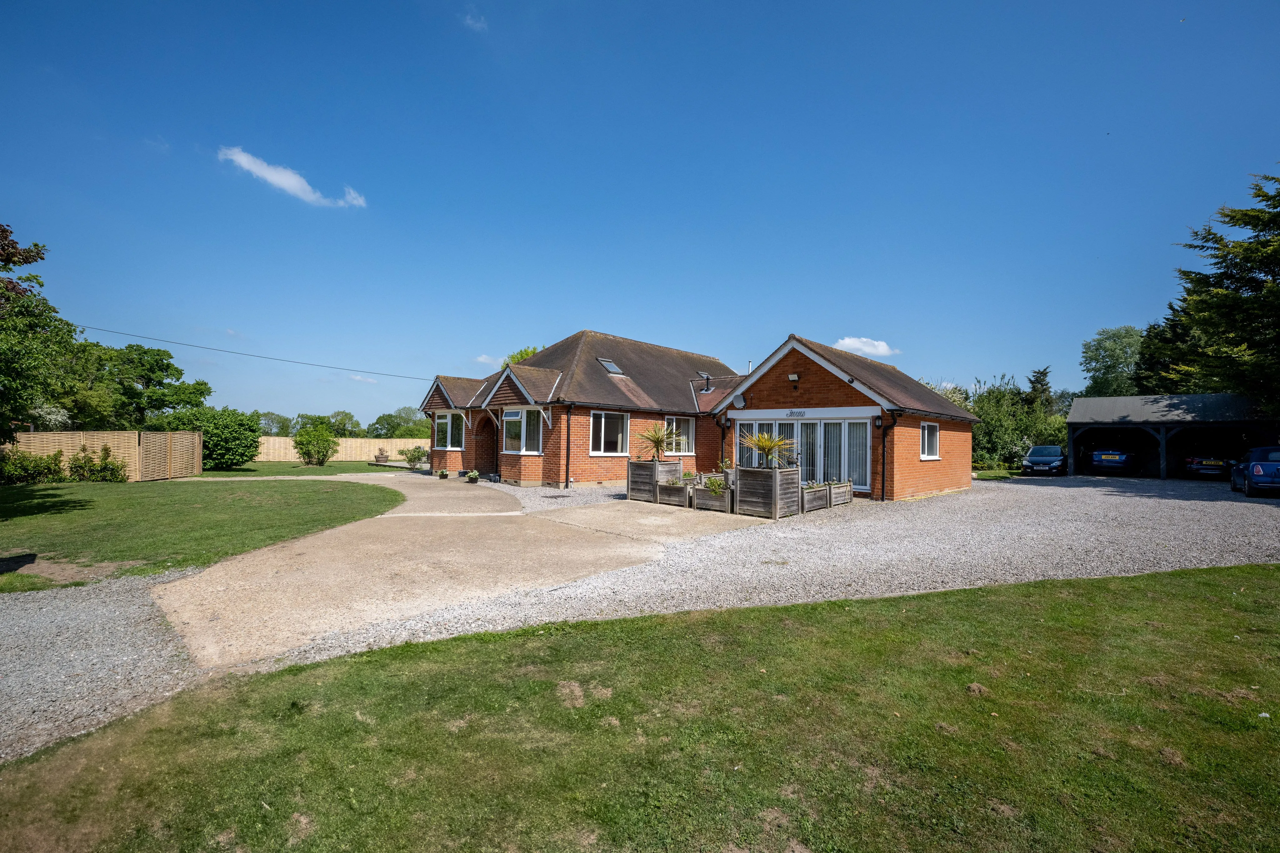 RESIDENTIAL: A WELL PRESENTED SPACIOUS FAMILY HOME WITH ANNEX AND DOUBLE CARPORT ON PLOT JUST UNDER ONE ACRE IN SIZE IN POPULAR SEMI RURAL LOCATION