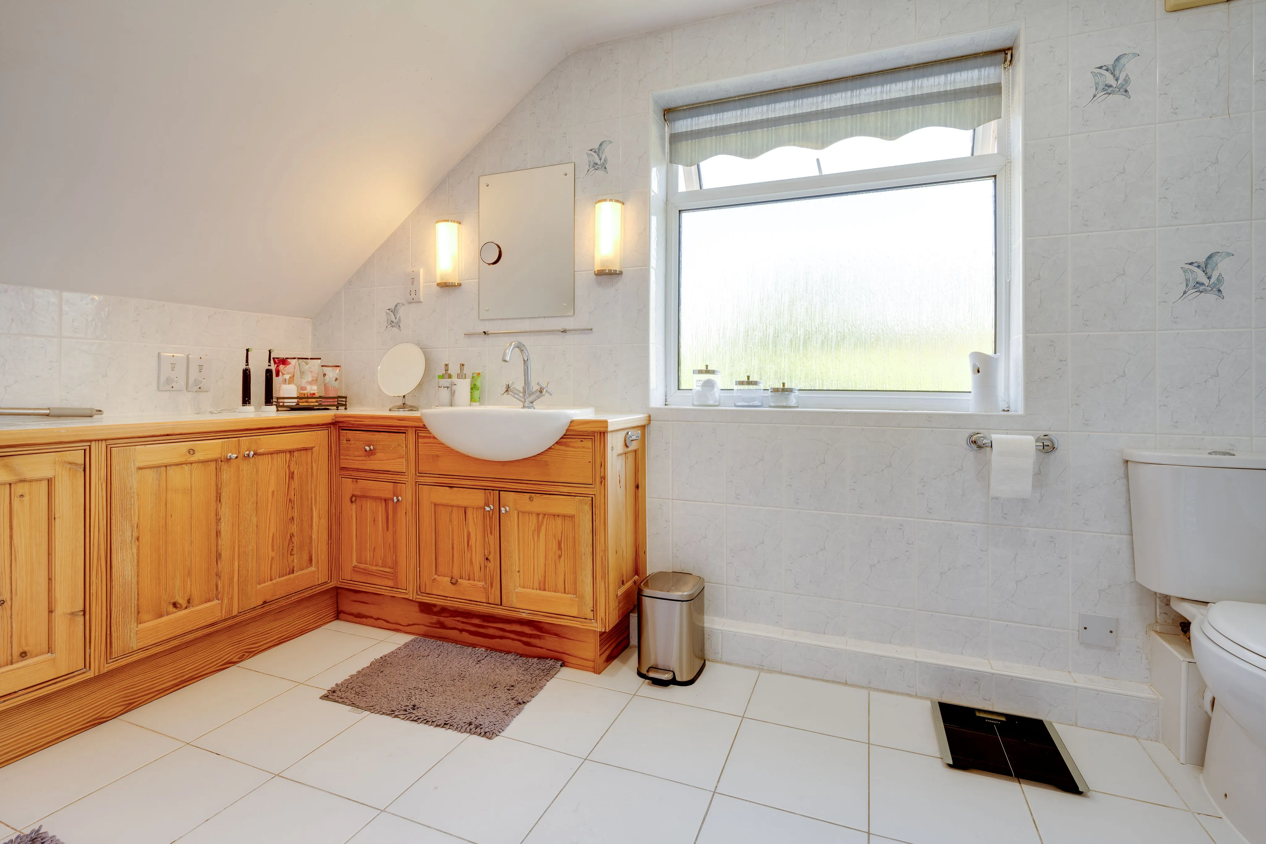 RESIDENTIAL: A WELL PRESENTED SPACIOUS FAMILY HOME WITH ANNEX AND DOUBLE CARPORT ON PLOT JUST UNDER ONE ACRE IN SIZE IN POPULAR SEMI RURAL LOCATION