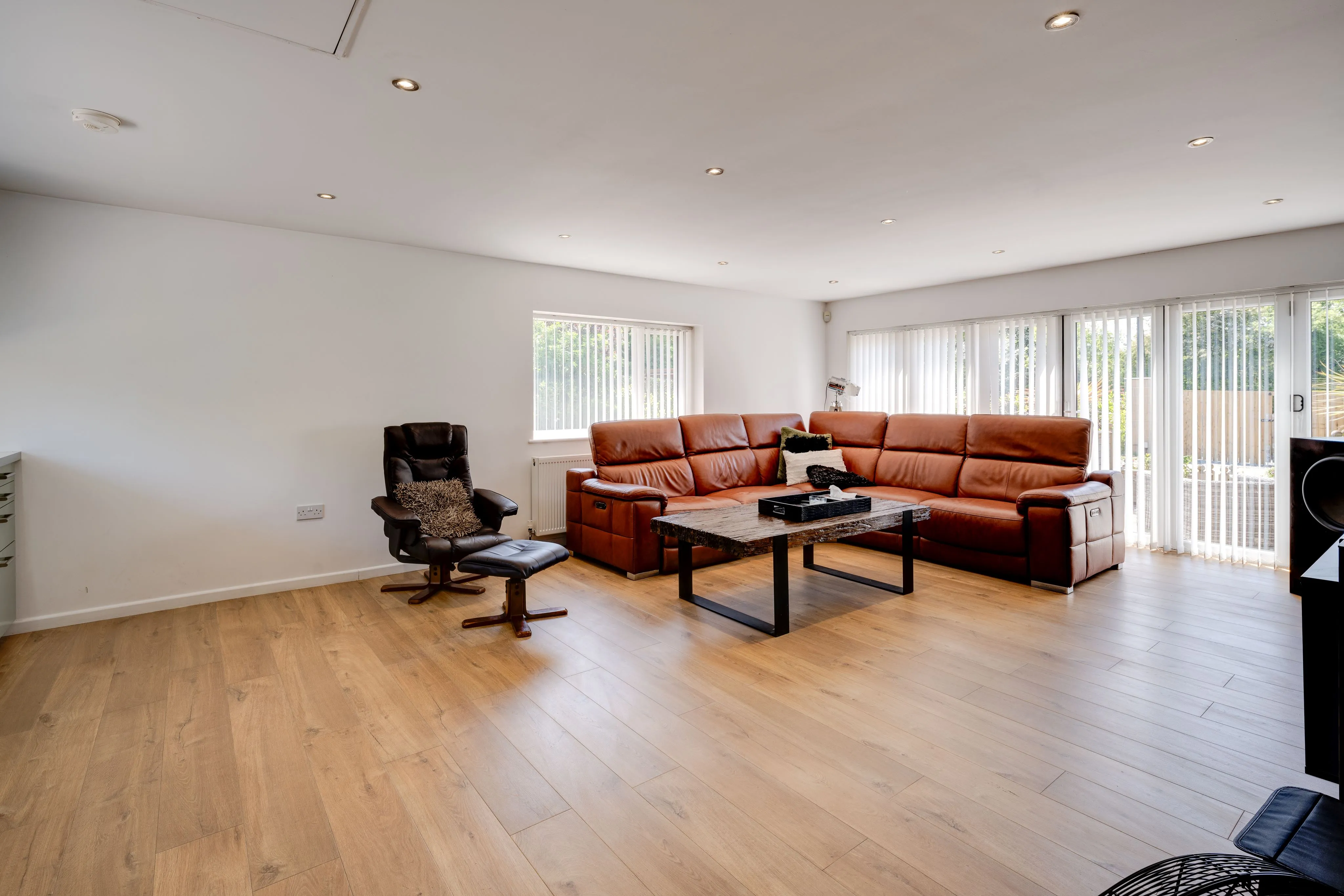 RESIDENTIAL: A WELL PRESENTED SPACIOUS FAMILY HOME WITH ANNEX AND DOUBLE CARPORT ON PLOT JUST UNDER ONE ACRE IN SIZE IN POPULAR SEMI RURAL LOCATION