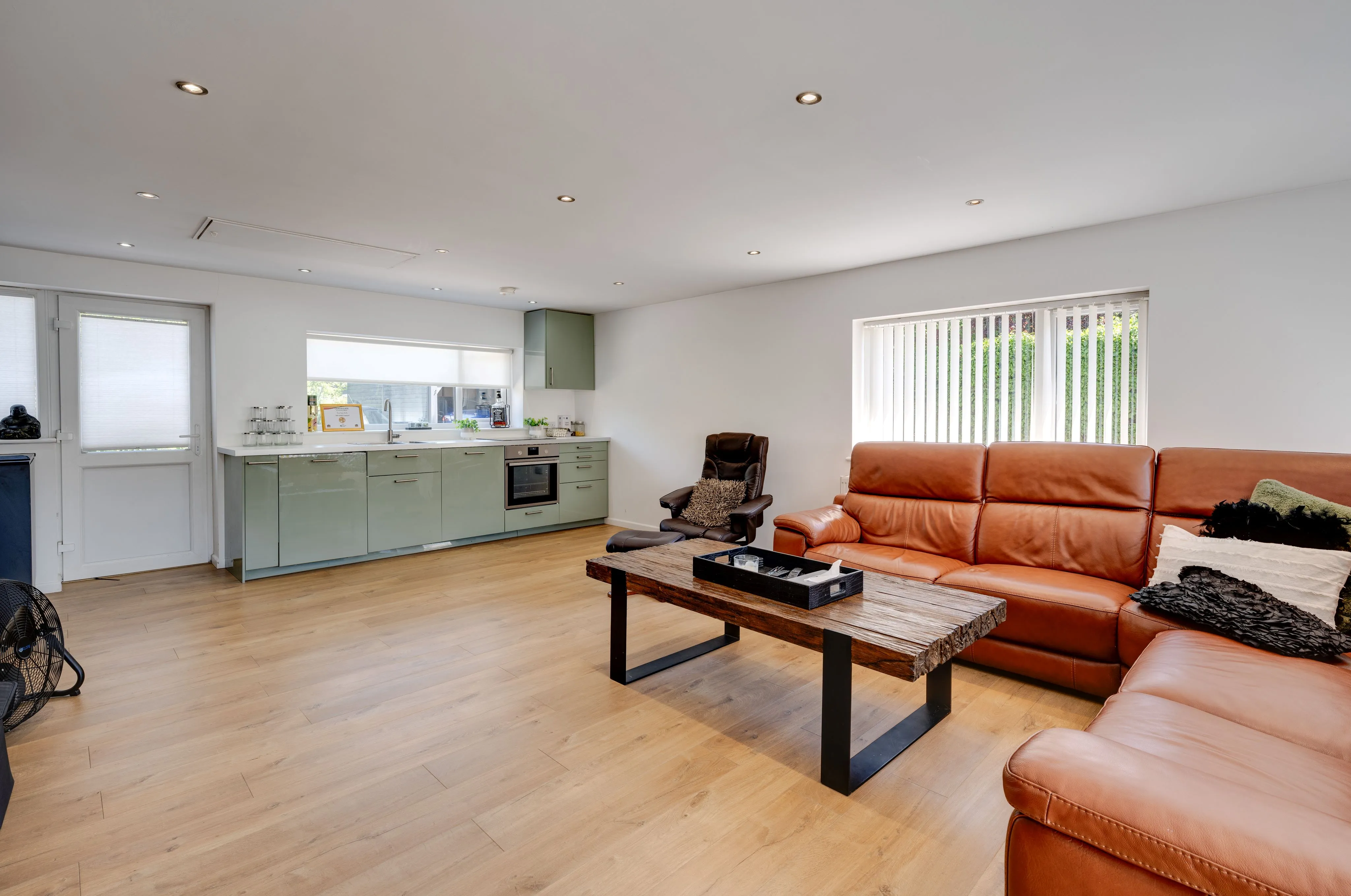 RESIDENTIAL: A WELL PRESENTED SPACIOUS FAMILY HOME WITH ANNEX AND DOUBLE CARPORT ON PLOT JUST UNDER ONE ACRE IN SIZE IN POPULAR SEMI RURAL LOCATION