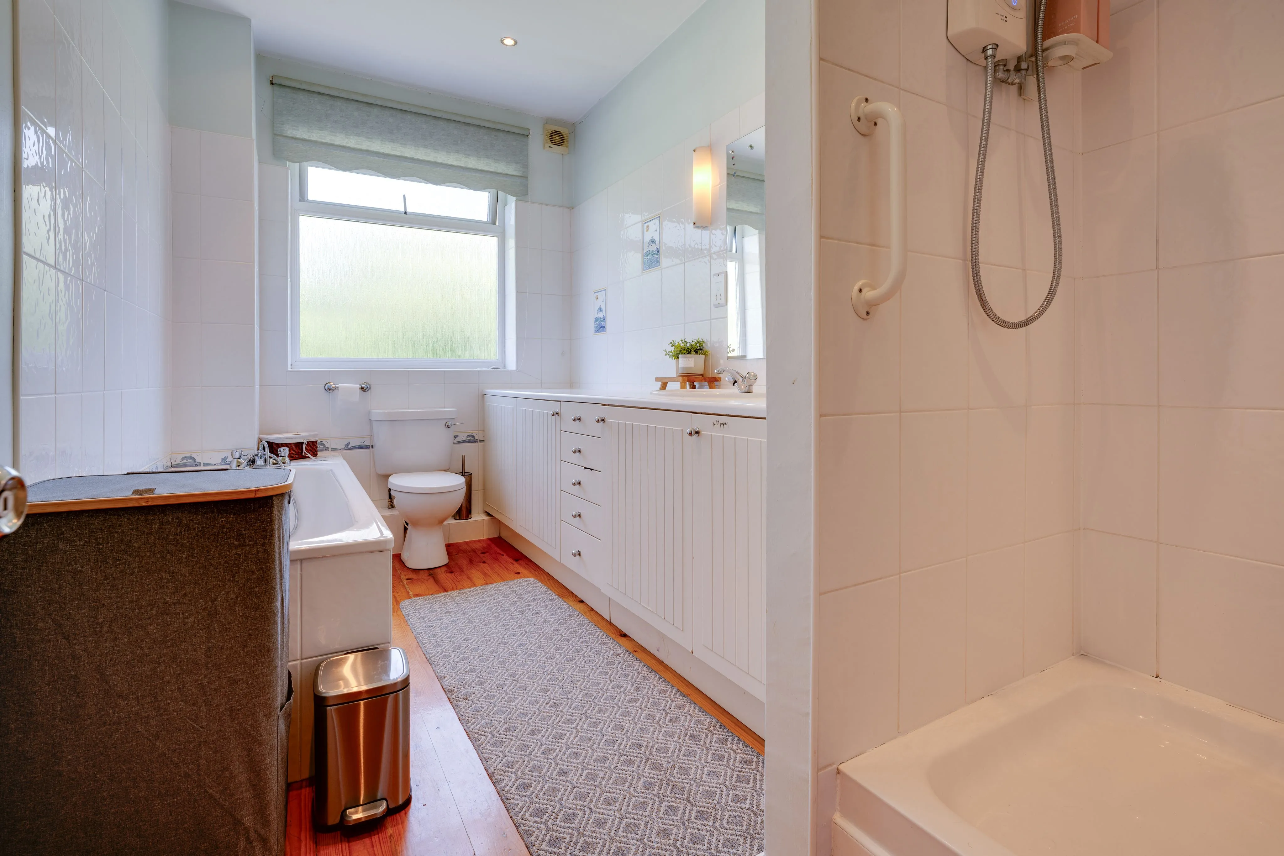 RESIDENTIAL: A WELL PRESENTED SPACIOUS FAMILY HOME WITH ANNEX AND DOUBLE CARPORT ON PLOT JUST UNDER ONE ACRE IN SIZE IN POPULAR SEMI RURAL LOCATION